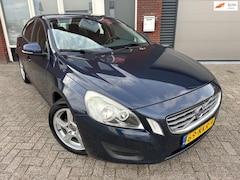 Volvo S60 - 2.0T Intro Edition / Leder / PDC / Keyless / Cruise / AUT / NAP