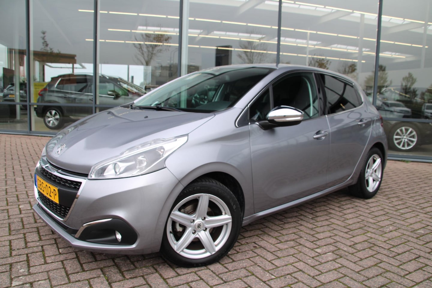 Peugeot 208 - 1.2 PureTech 110pk Allure Automaat Airco 48447km - AutoWereld.nl