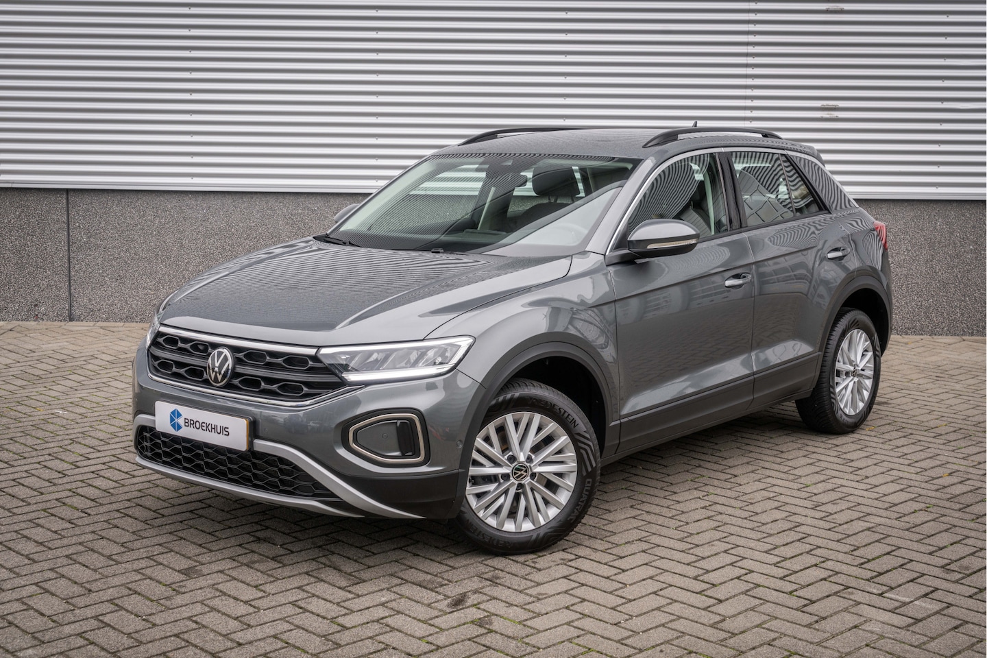 Volkswagen T-Roc - Life 1.0 81 kW / 110 pk TSI SUV 6 versn. Hand| Pdc V+A| Stoelenpakket| Carplay | ACC| - AutoWereld.nl