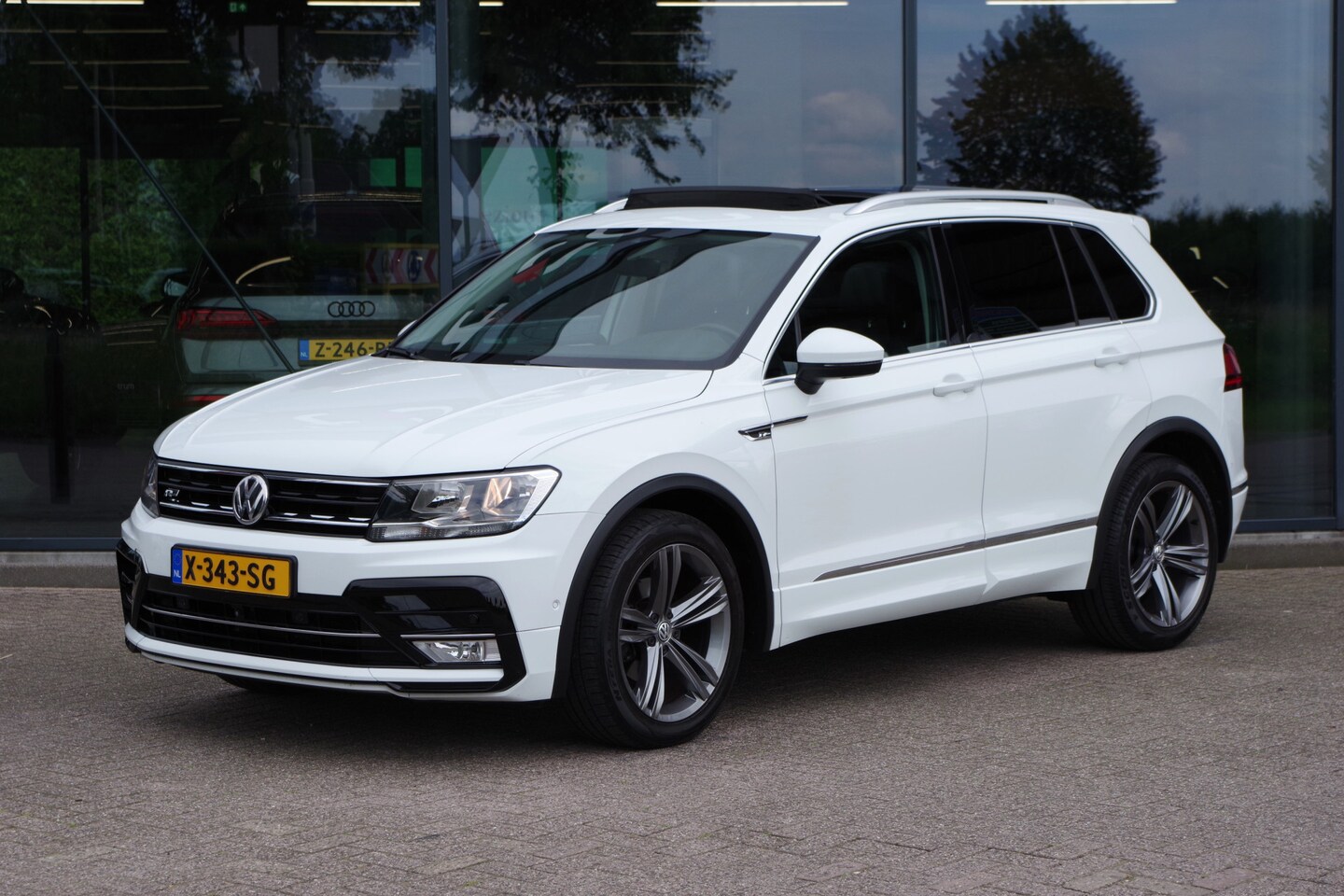 Volkswagen Tiguan - 1.4 TSI 125 PK R-Line Comfortline, Panoramadak, Adap. Cruise Control, Memory-Seat, Leder, - AutoWereld.nl