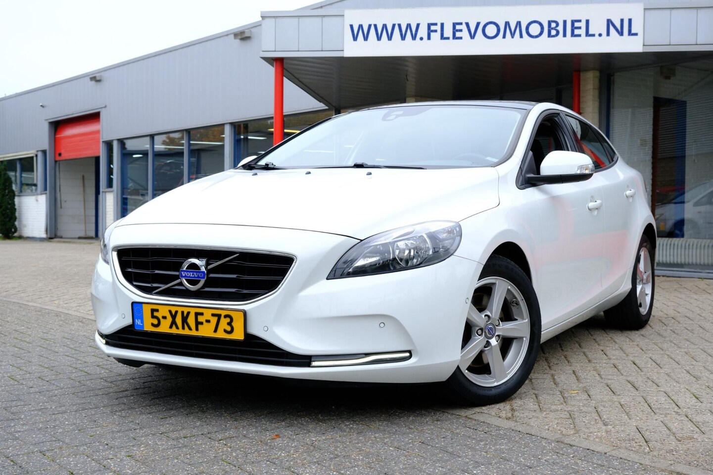 Volvo V40 - 1.6 T2 120PK Kinetic Pano|Navi|PDC|LMV|Clima - AutoWereld.nl