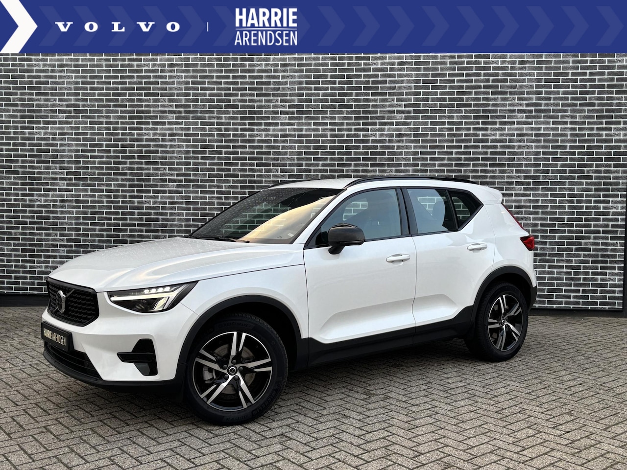 Volvo XC40 - 2.0 B4 Plus Dark | Adaptive cruise control | Trekhaak | Verwarmbare voorruit | Dode hoek d - AutoWereld.nl