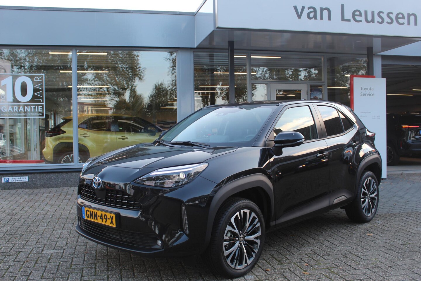 Toyota Yaris Cross - 1..5 HYBRID BUSINESS STUUR/WISSER/STOELVERW. LED DAB AD-CRUISE SENSOREN V+A PRIVACY GLASS - AutoWereld.nl