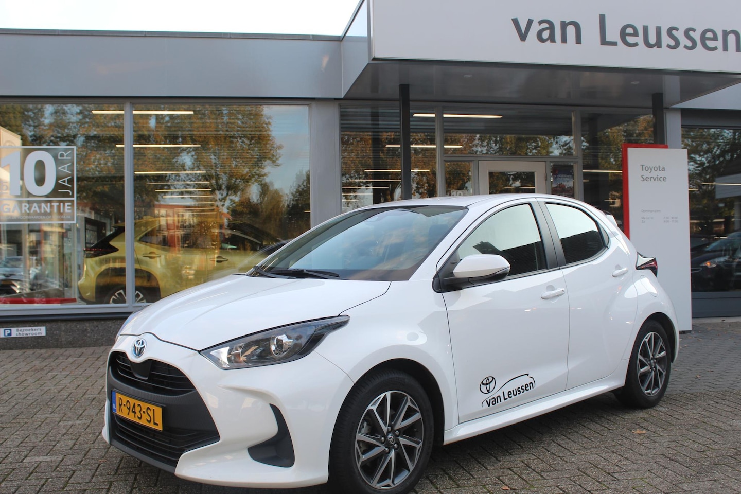 Toyota Yaris - 1.5 HYBRID LM-VELGEN AD-CRUISE DAB CAMERA CLIMA EL-RAMEN APPLE/ANDROID - AutoWereld.nl