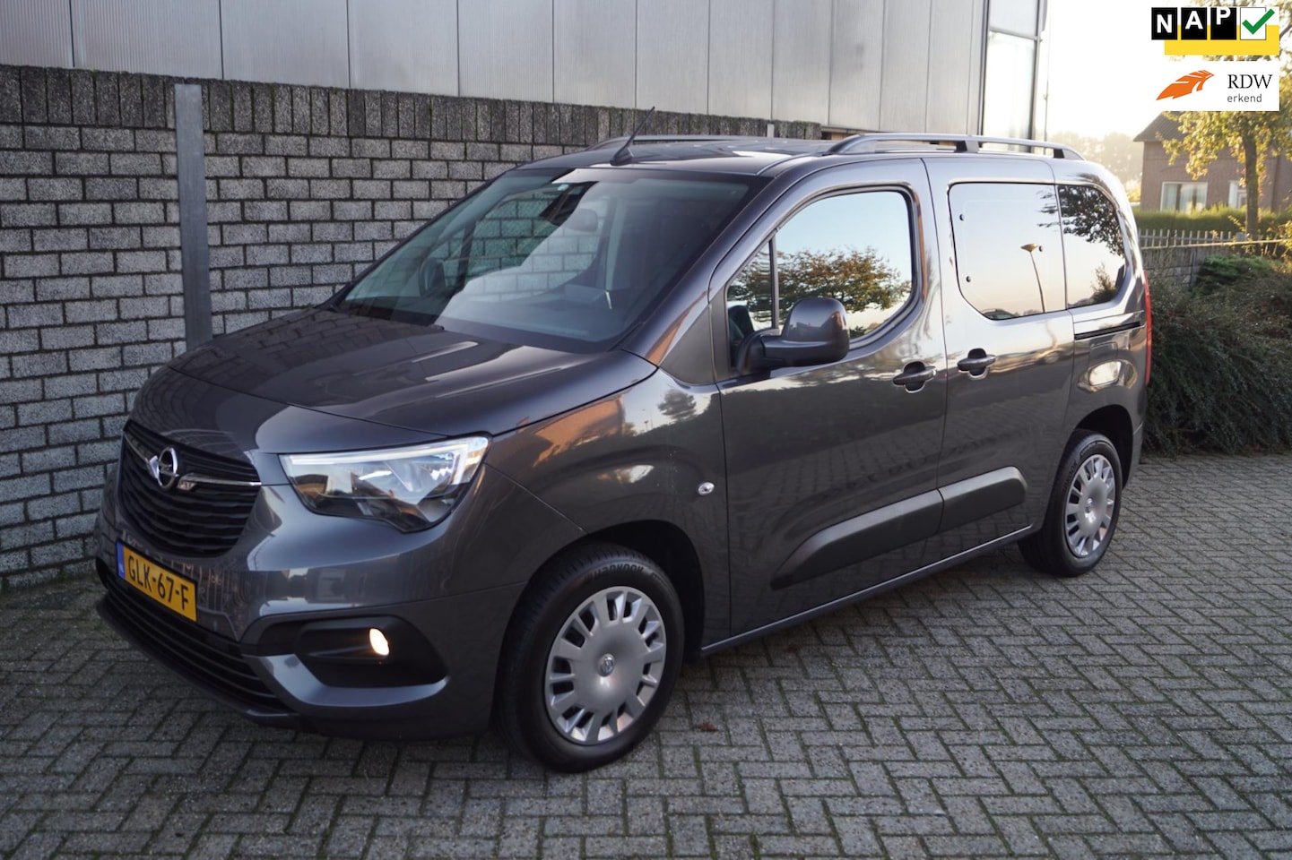 Opel Combo Tour - 1.2 Turbo L1H1 Edition Life Automaat Navi Clima Cruise Apple Carplay Rijbaan Assist Driver - AutoWereld.nl