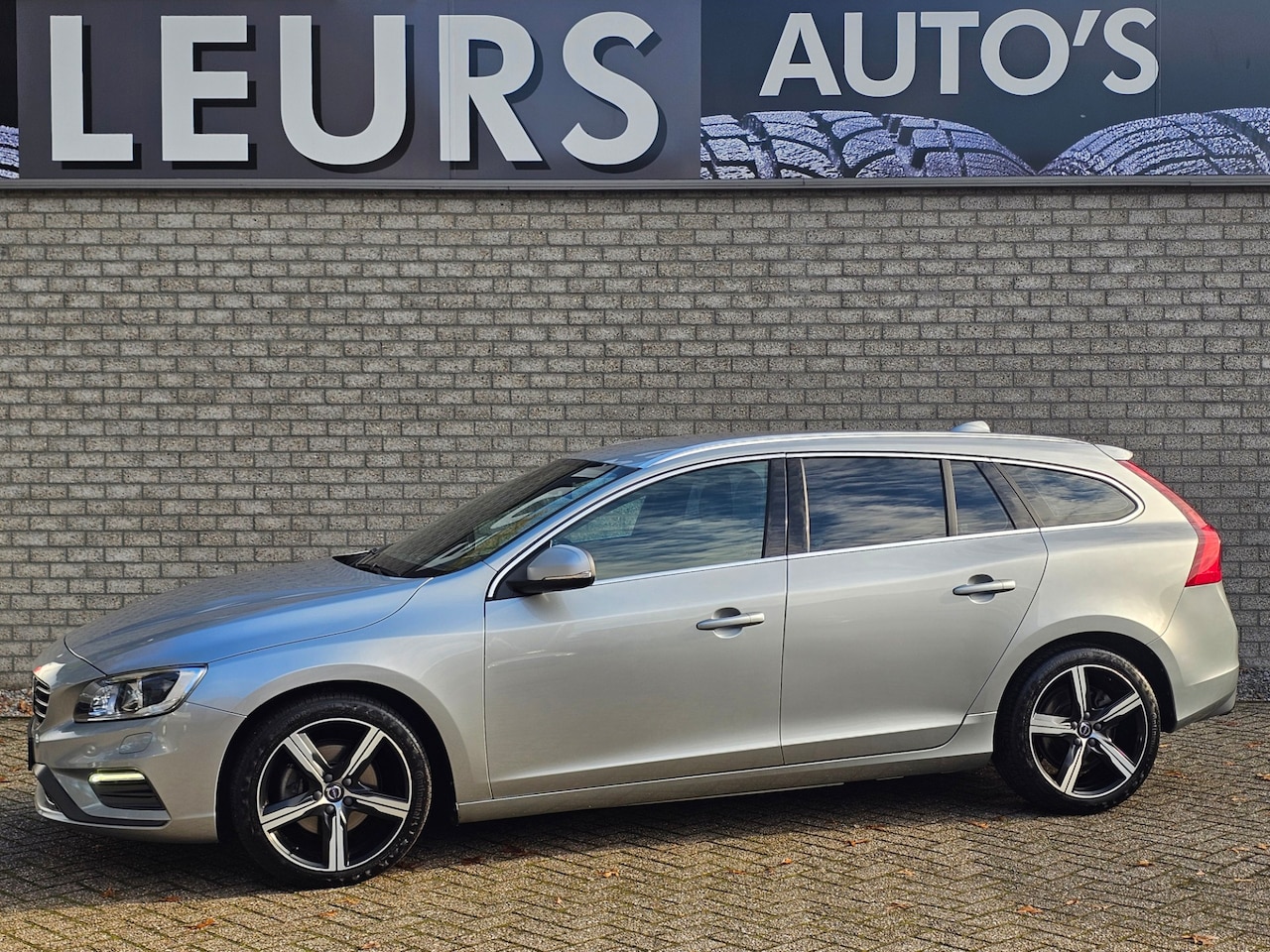 Volvo V60 - 1.5 T3 Nordic+ R-Design Leer/Navi/Pdc - AutoWereld.nl