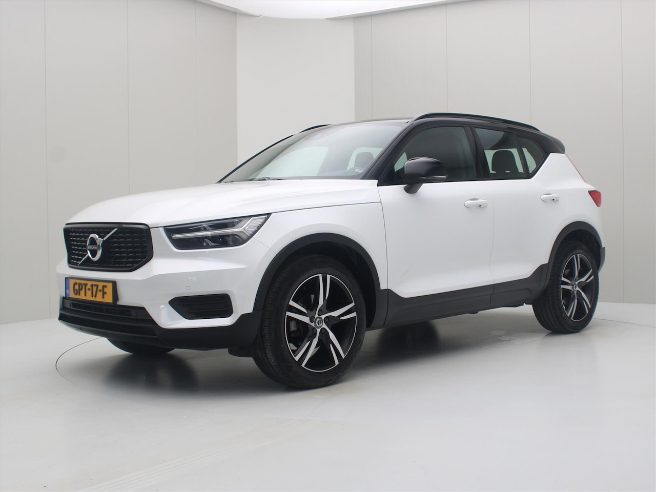 Volvo XC40 - T3 163pk Geartronic R-Design [ LED+CAMERA+CARPLAY+STOELVERWARMING+NAVIGATIE+PDC ] - AutoWereld.nl