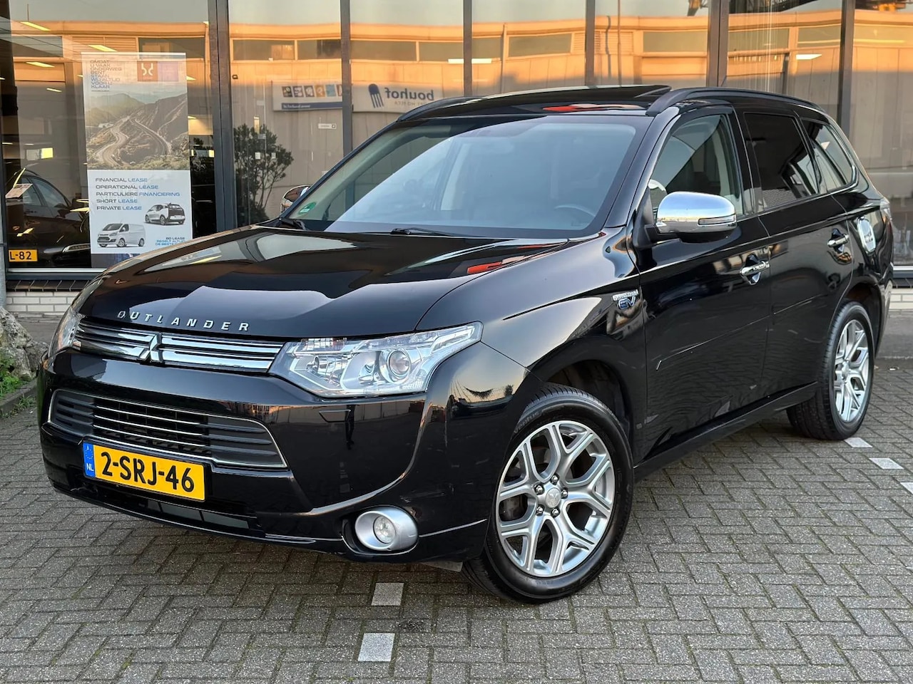 Mitsubishi Outlander - 2.0 PHEV Instyle / Open Dak / Leder bekleding / Trekhaak - AutoWereld.nl