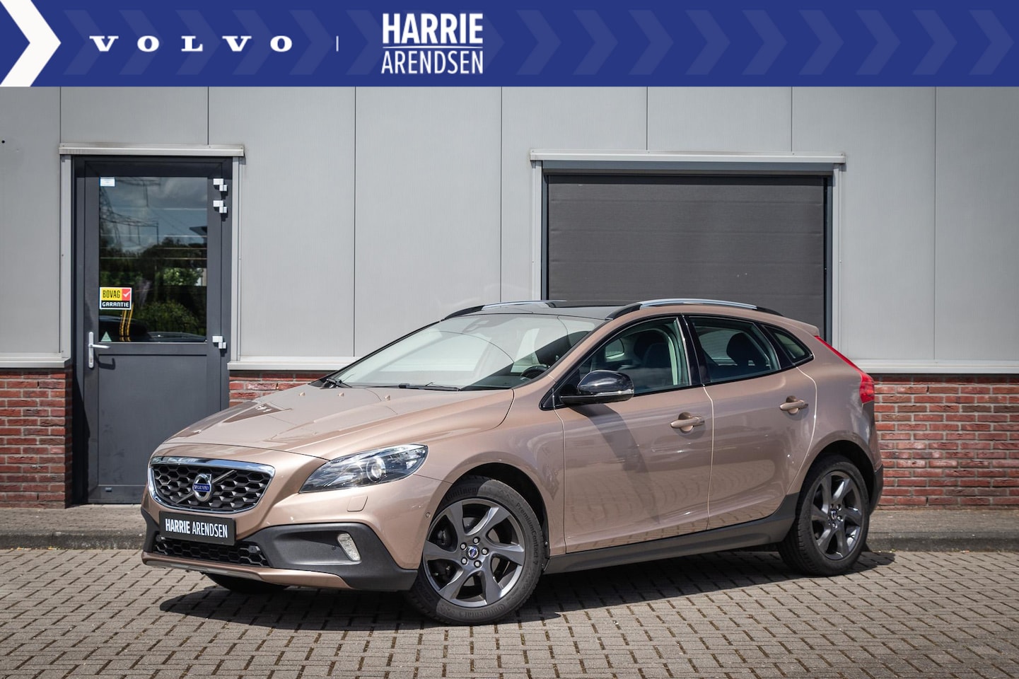 Volvo V40 Cross Country - D2 Momentum | Panoramadak | Trekhaak | Standkachel | Keyless | Navigatie | - AutoWereld.nl