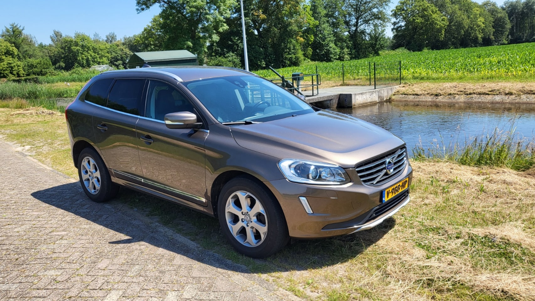 Volvo XC60 - xc60 d5 215pk  grijs kenteken  apk 12-2025 - AutoWereld.nl