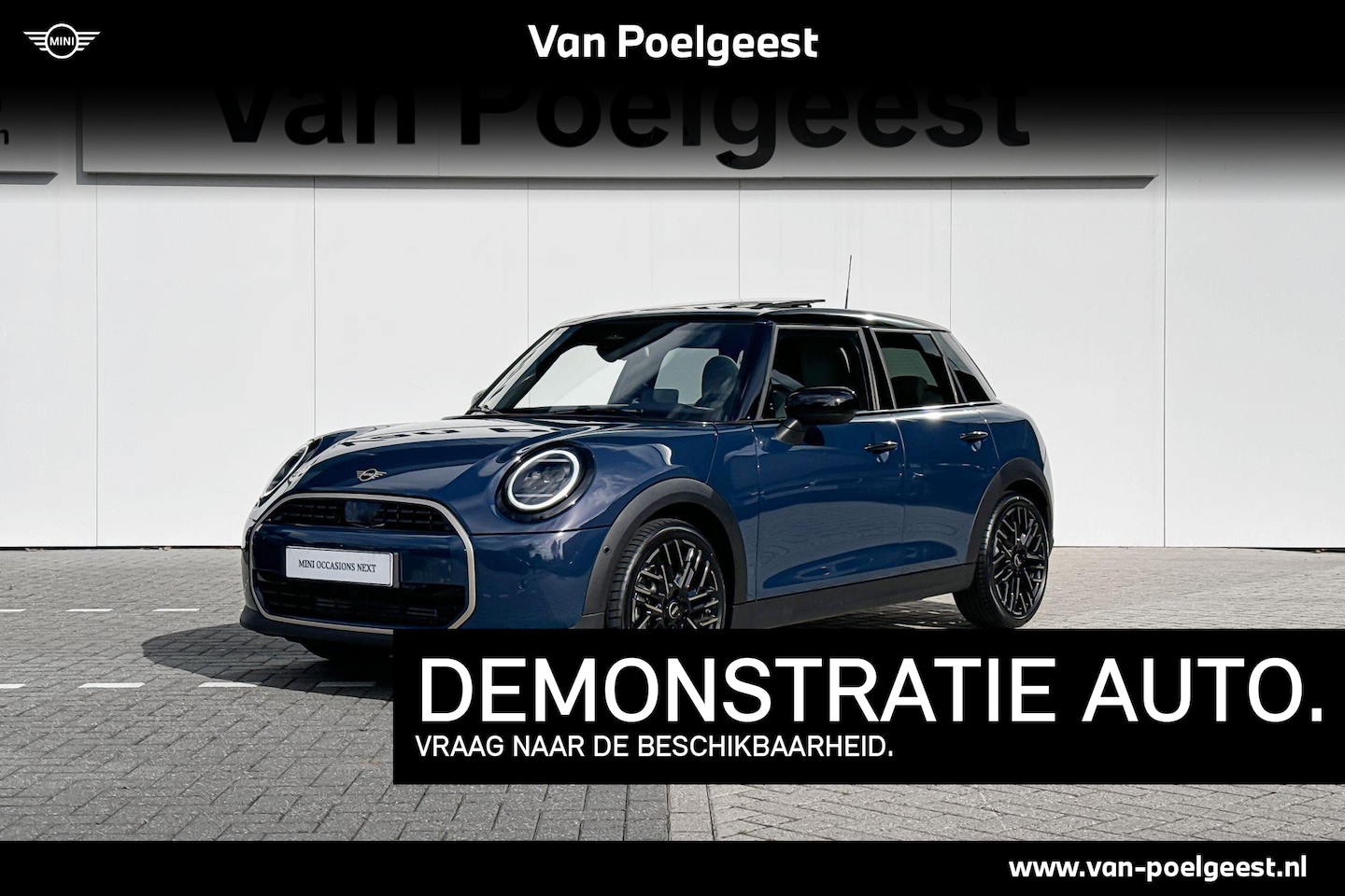 MINI Cooper - 5-deurs C Favoured | Pakket M | Dak en spiegelkappen in Jetblack - AutoWereld.nl