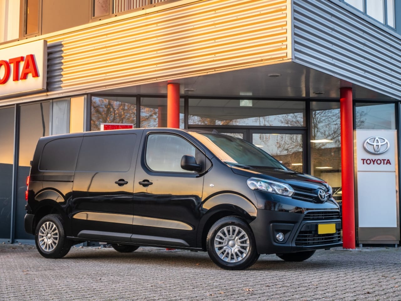 Toyota ProAce Worker - 2.0 D-4D Live | Automaat | Dubbele Schuifdeur | Zwart | - AutoWereld.nl