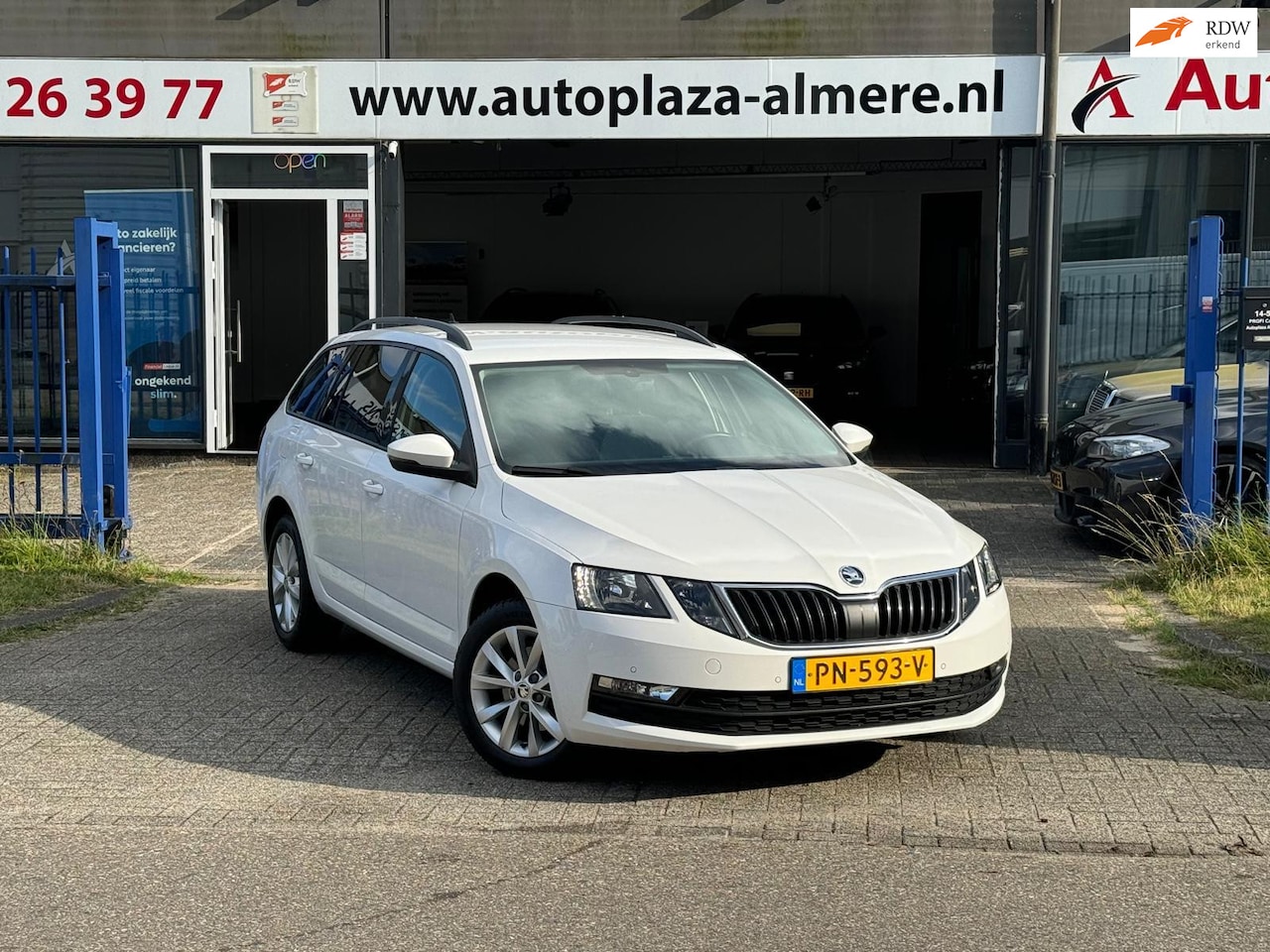 Skoda Octavia Combi - 1.0 TSI Automaat Klima Cruise Carplay Camera PDC Elek.Ramen/Spiegels - AutoWereld.nl