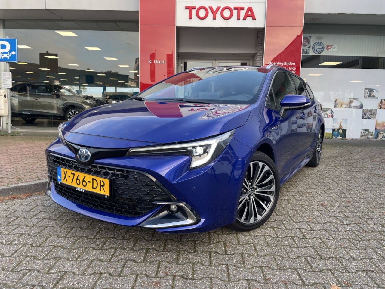 Toyota Corolla Touring Sports - 1.8 Hybrid First Edition | Navi | Achteruitrijcamera | Draadloze - AutoWereld.nl