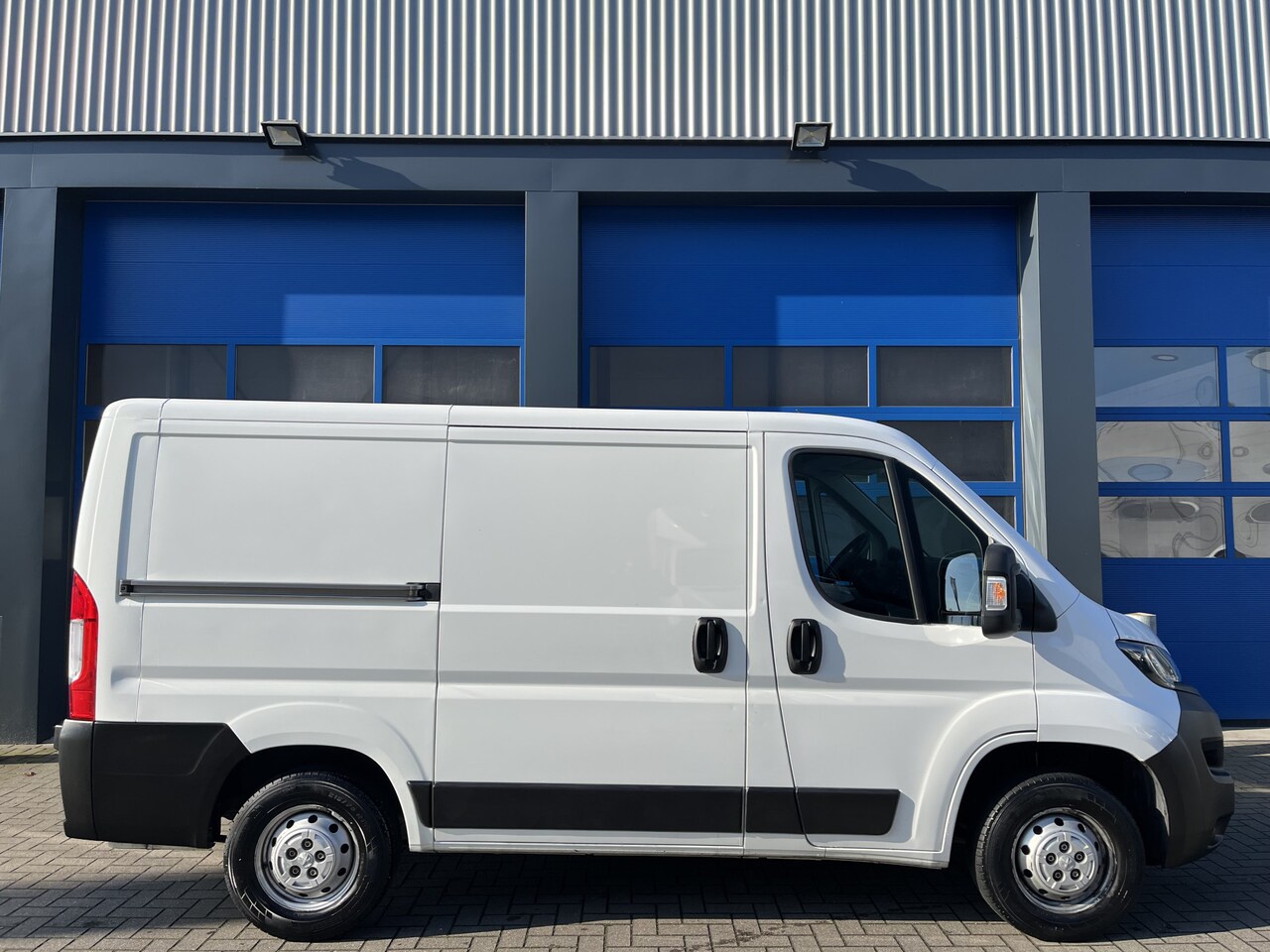 Peugeot Boxer - 330 2.0 BlueHDI 110pK Airco/ Cruise/ Trekhaak/ L1H1/ Pro - AutoWereld.nl