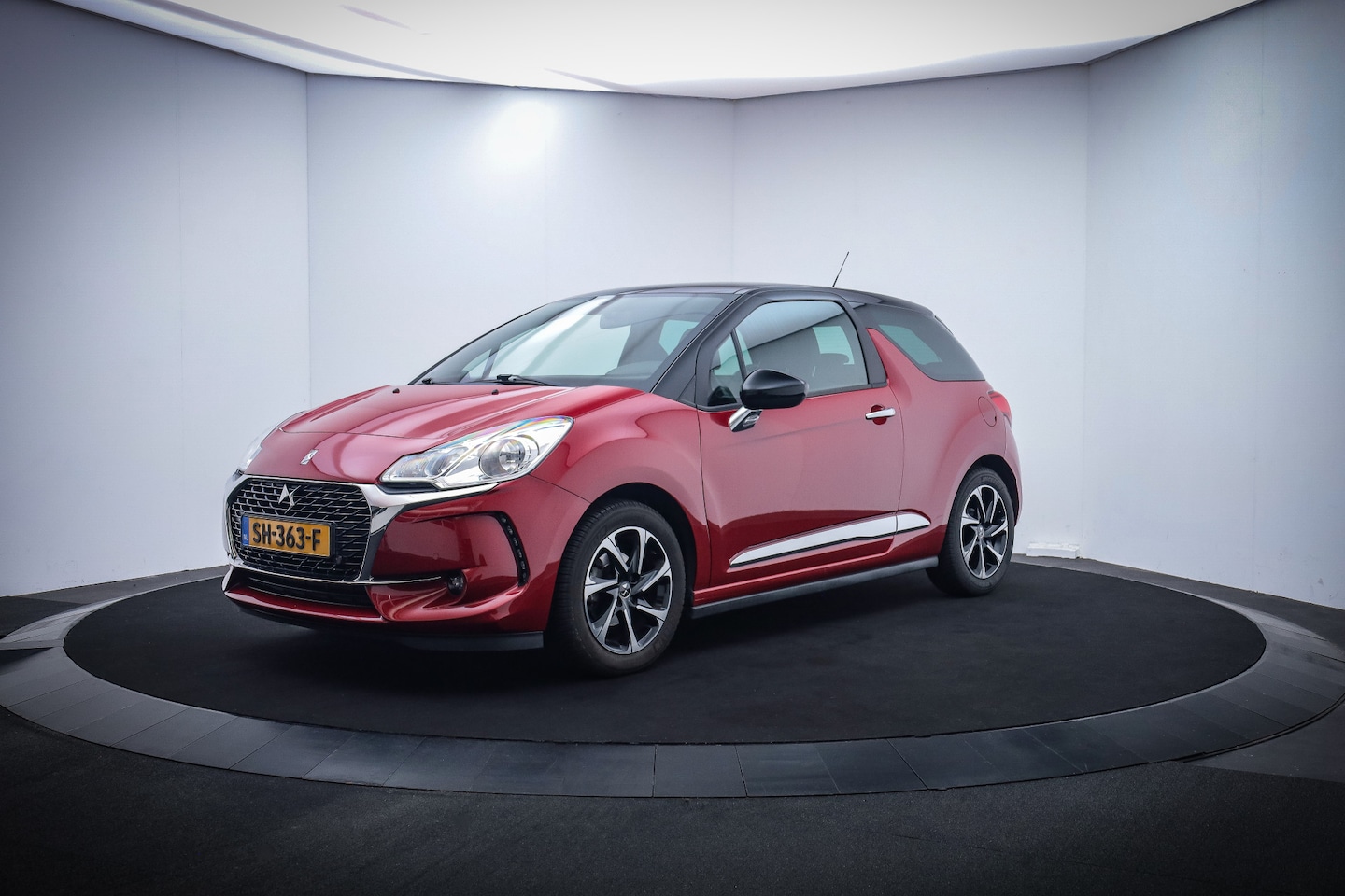 DS 3 - 1.2T SO CHIC Connected NIEUWSTAAT! HIFI/CARPLAY/NAVI/DAB/BLUETOOTH/CLIMA/CRUISE/PDC/LMV - AutoWereld.nl