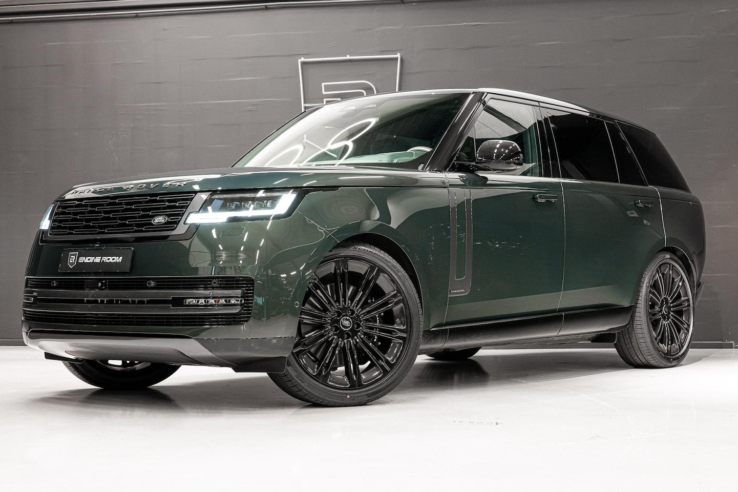 Land Rover Range Rover - 4.4 P530 LWB Autobiography 7p. MHEV LWB | Black Pack | Belgravia Green - AutoWereld.nl