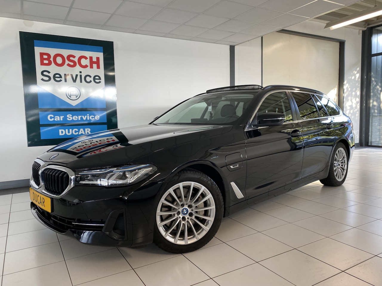 BMW 5-serie Touring - 520e Business Edition Plus Panoramadak / Laser koplampen / Head-up Display / elec achterkl - AutoWereld.nl