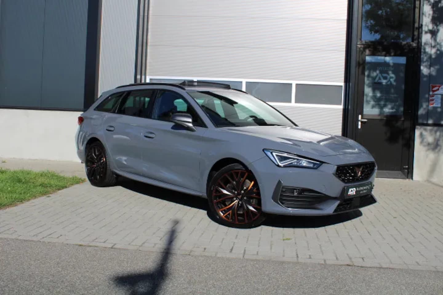 CUPRA Leon Sportstourer - 1.4 e-Hybrid Copper 245PK/PANO/NAVI/19LM/SFEER/DODEHOEK/BOMVOL - AutoWereld.nl