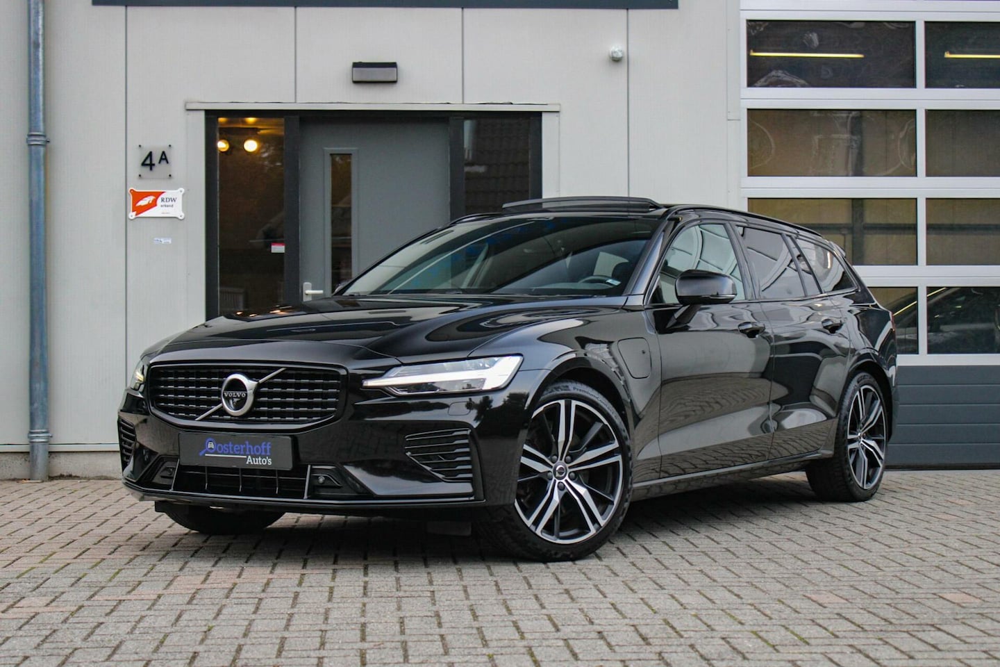 Volvo V60 - 2.0 T8 Twin Engine AWD R-Design PANO|HUD|BLIS|360 - AutoWereld.nl