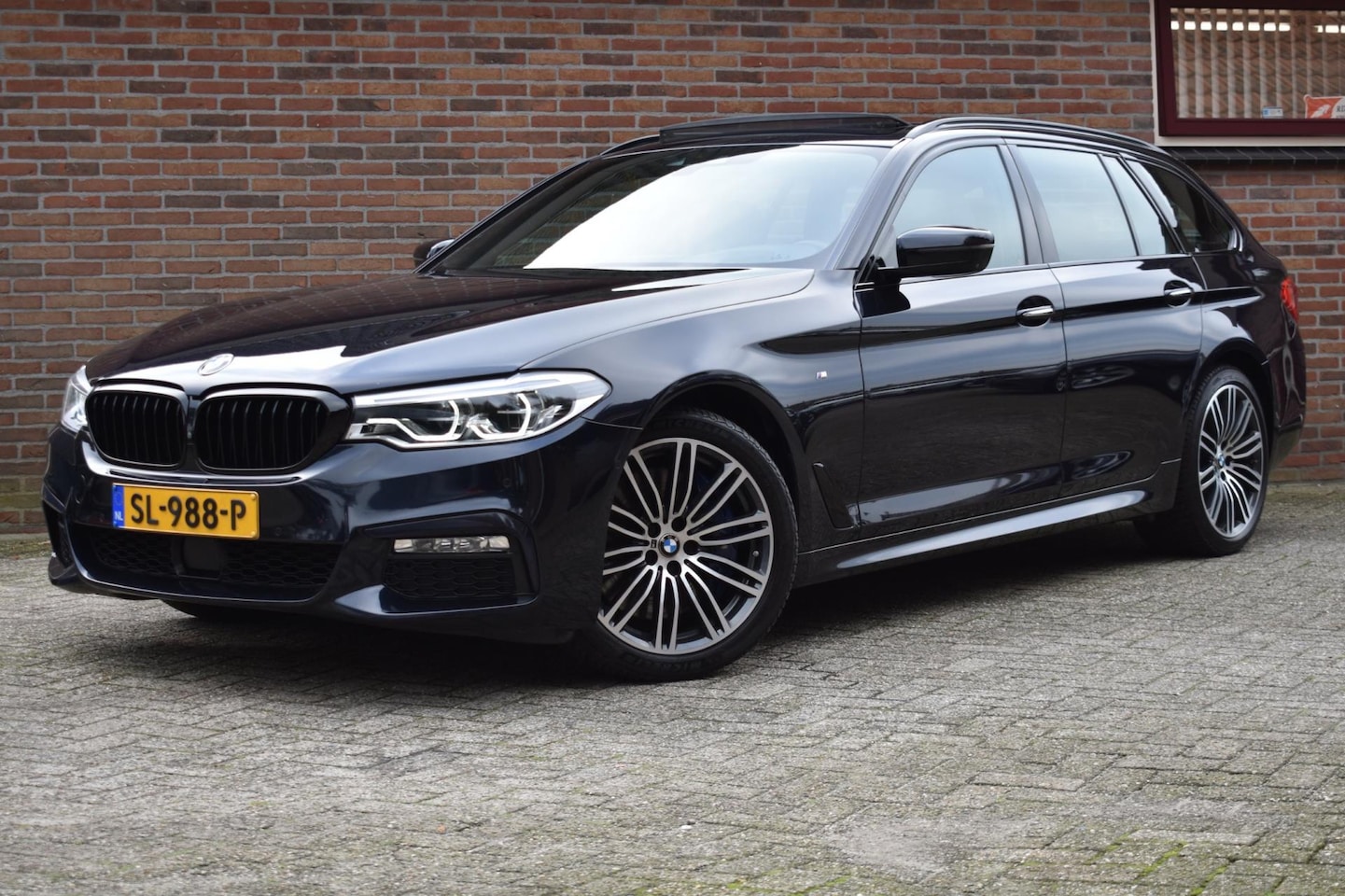 BMW 5-serie Touring - 540d xDrive High Executive '18 LED Pano Leder M-Pakket - AutoWereld.nl