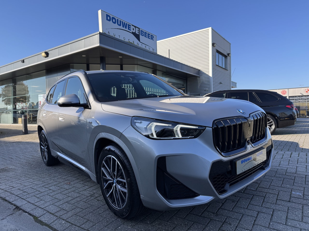 BMW X1 - xDrive25e M sport HUD | Leer | Harman Kardon | Keyless | Shadowline - AutoWereld.nl