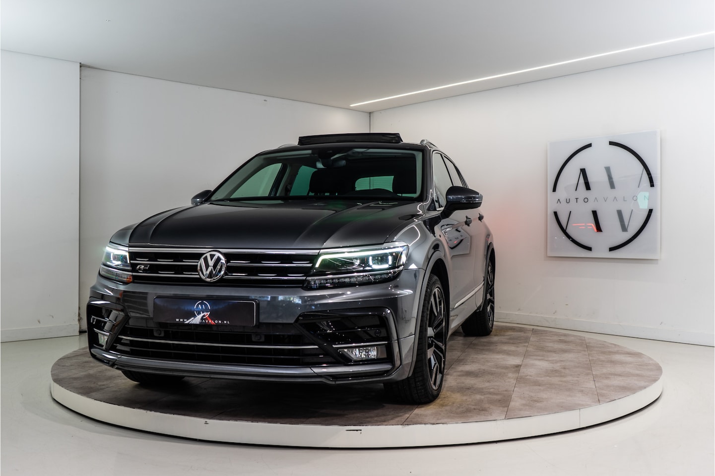 Volkswagen Tiguan - 1.4 TSI 4Motion Highline R-Line NL AUTO+NAP | Pano | Trekhaak | Carplay | Garantie! - AutoWereld.nl