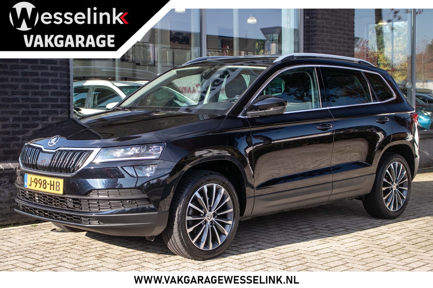 Skoda Karoq - 1.5 TSI ACT Business Edition - All-in rijklrprs | Trekhaak | Panodak | Navi | Canton audio - AutoWereld.nl