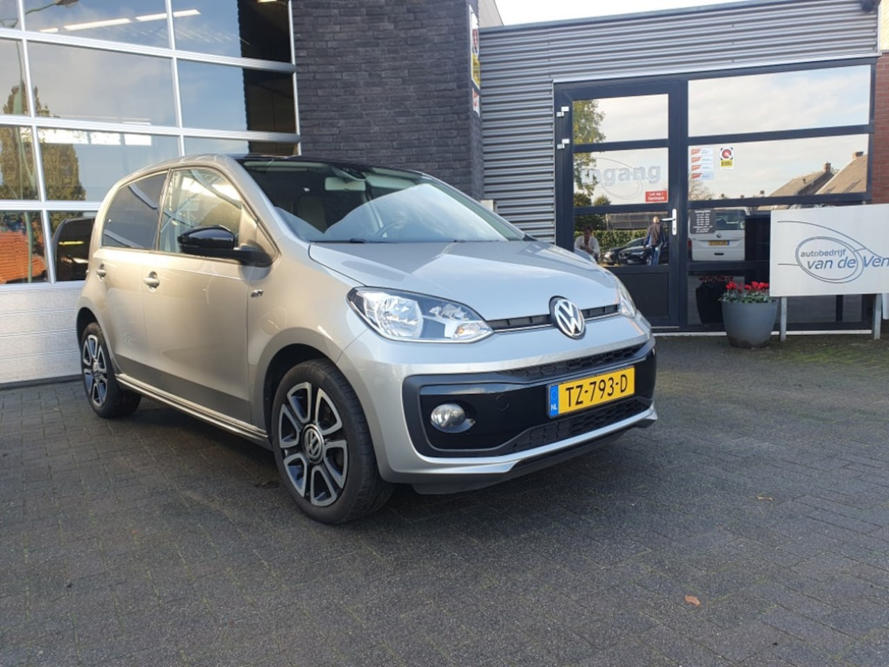 Volkswagen Up! - 1.0 BMT high up! 1.0 BMT 60PK High UP, R-line, cruise controle, pdc, camera - AutoWereld.nl