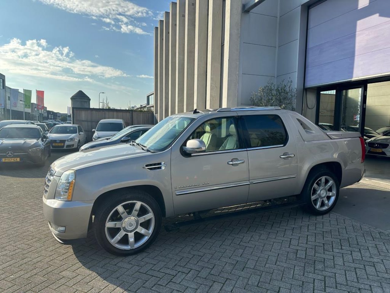 Cadillac Escalade EXT - 6.2 V8 AWD LPG! TOPSTAAT! NAP! INRUIL MOGELIJK! - AutoWereld.nl