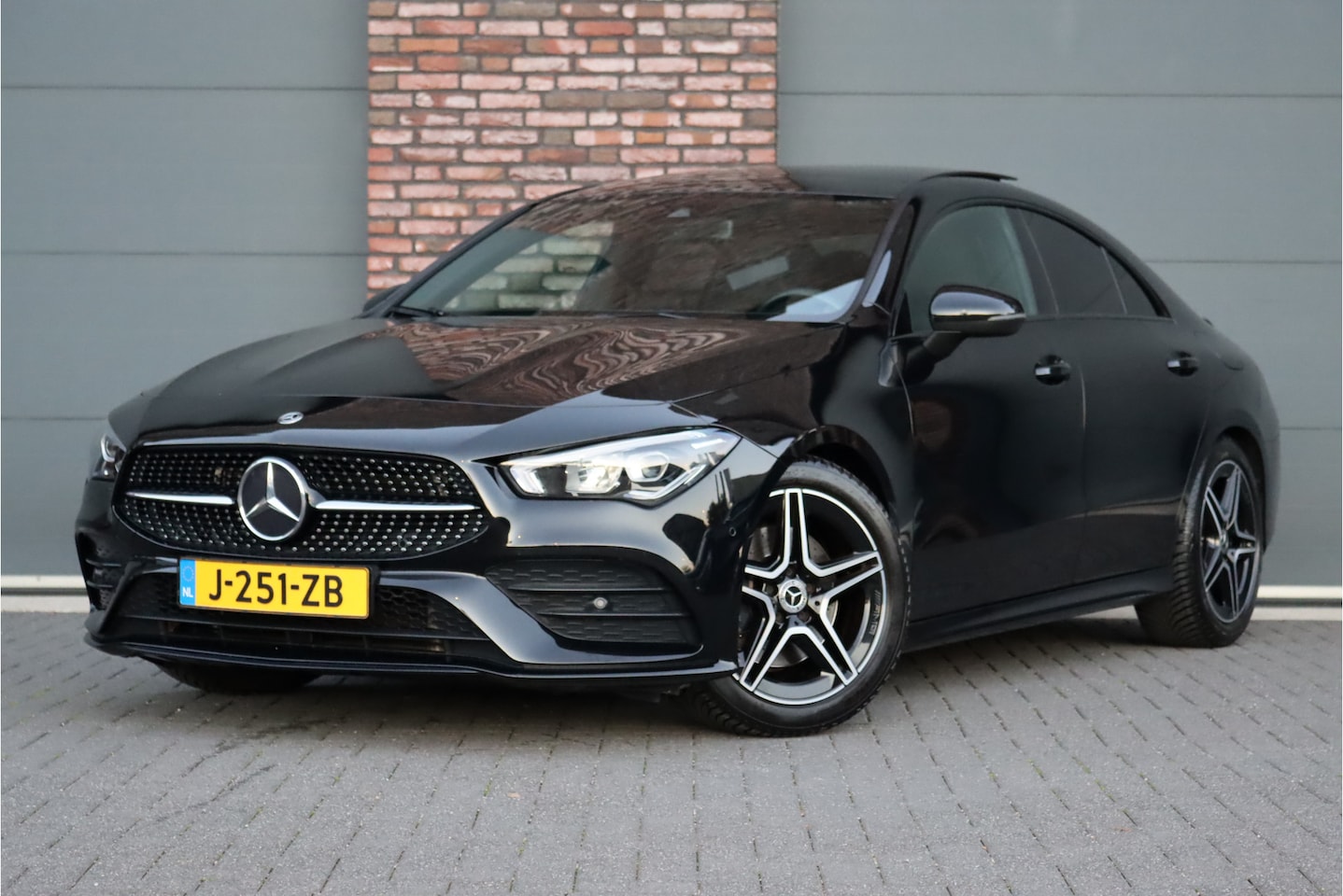 Mercedes-Benz CLA-Klasse - 200 Business Solution AMG Line Aut7 | Panoramadak | Widescreen | Trekhaak | Sfeerverlichti - AutoWereld.nl