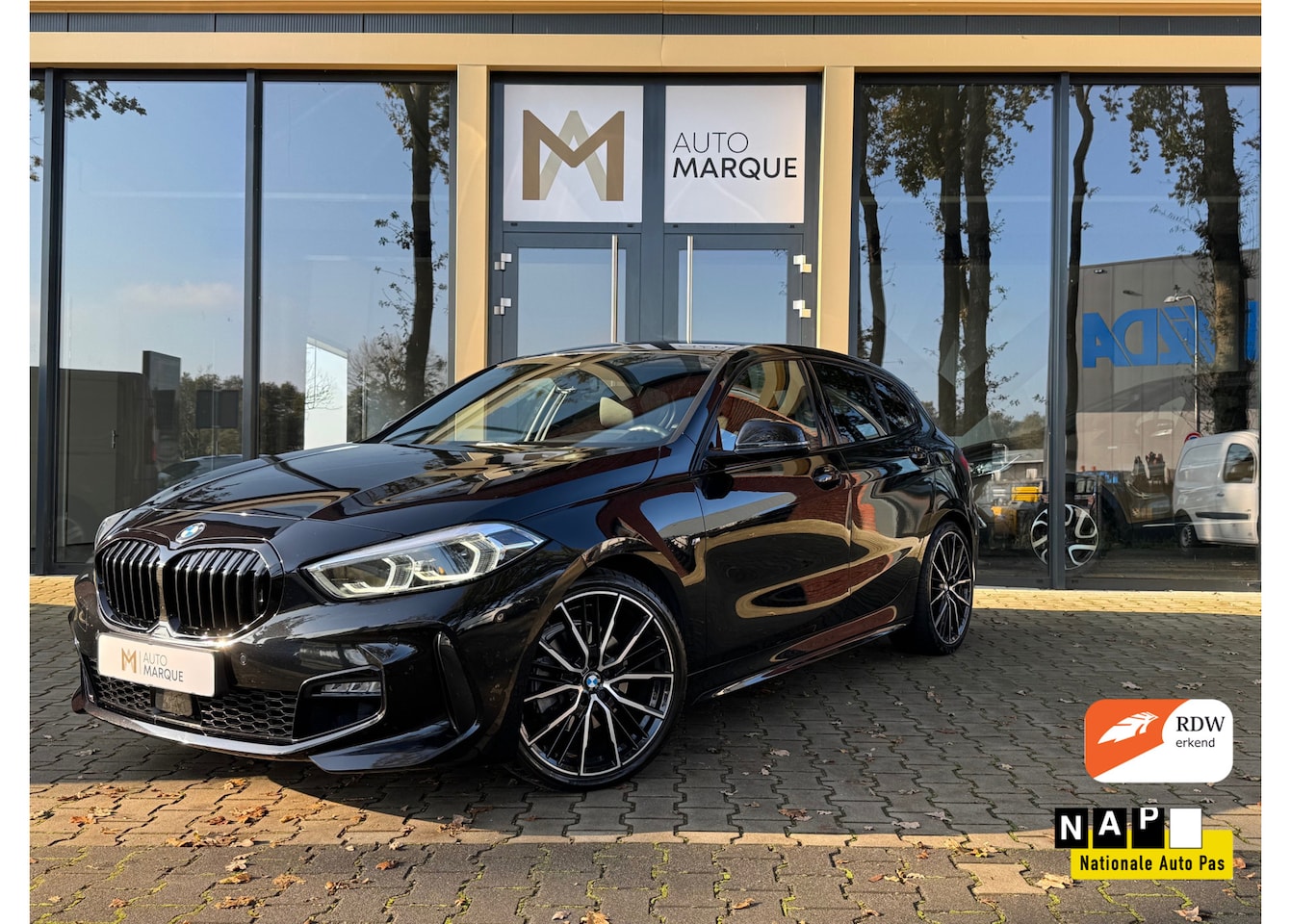 BMW 1-serie - 118i Automaat | High Executive | M Sportpakket | 19" LMV | Lederen Bekleding | Stoelverwar - AutoWereld.nl