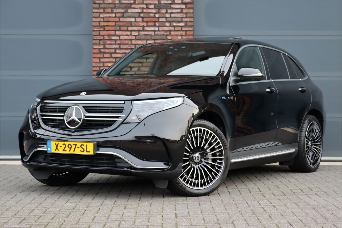 Mercedes-Benz EQC - 400 4MATIC AMG Line 80 kWh | ex BTW € 47.500,- | Schuifdak | Surround Camera | Keyless Go - AutoWereld.nl