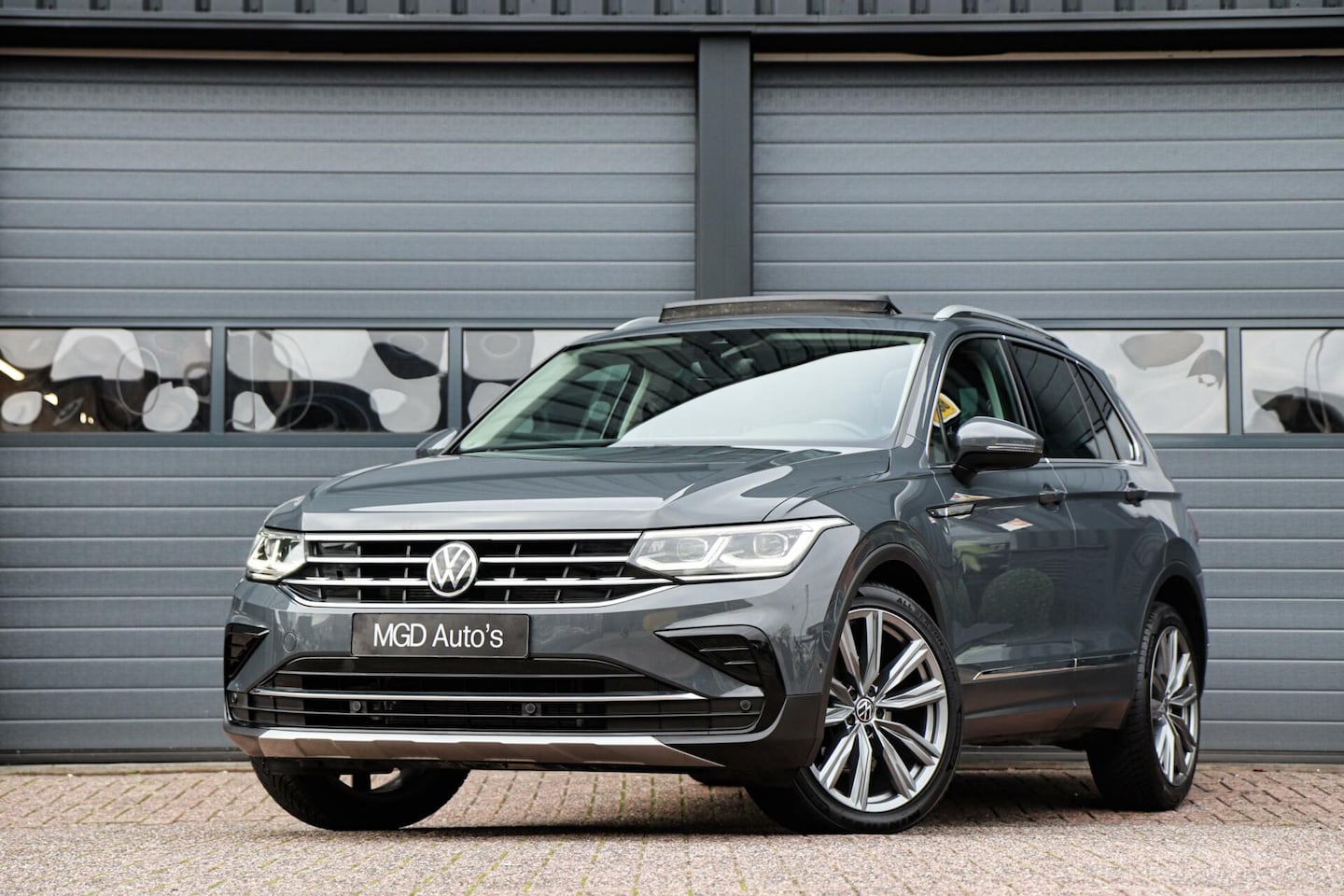 Volkswagen Tiguan - 1.5 TSI /LED/PANODAK/KEYLESS/CAMERA/ACC/TREKHAAK/STOEL+STUURVERW.! - AutoWereld.nl