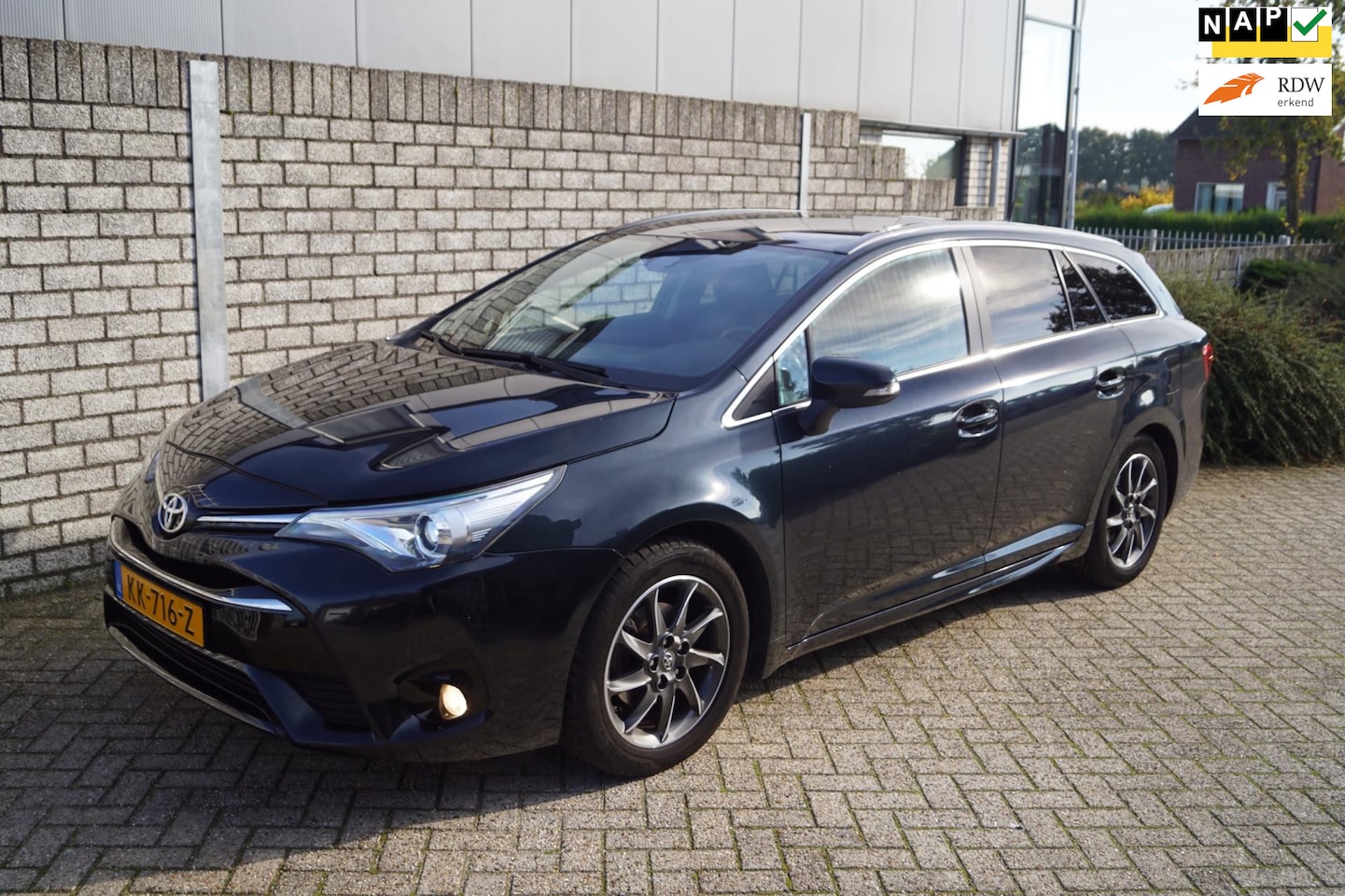 Toyota Avensis Touring Sports - 1.8 VVT-i Lease Pro Leder/Alcantara Stoelverw Navi Camera Clima Cruise Rijbaan Assist LMV - AutoWereld.nl