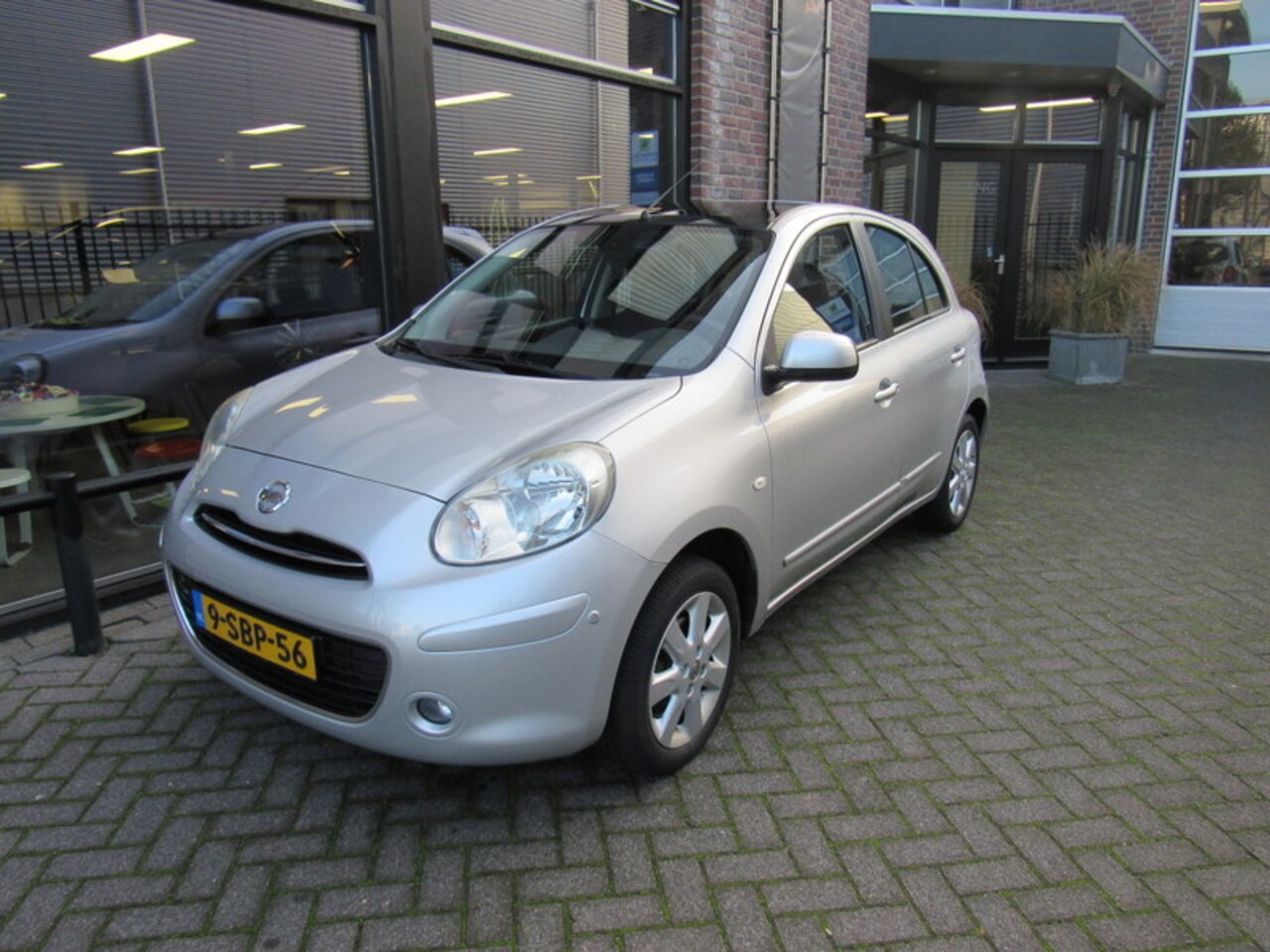 Nissan Micra - 1.2 80pk Tekna glazen dak,airco, navigatie, cruise control, parkeersensoren, sportvelgen - AutoWereld.nl