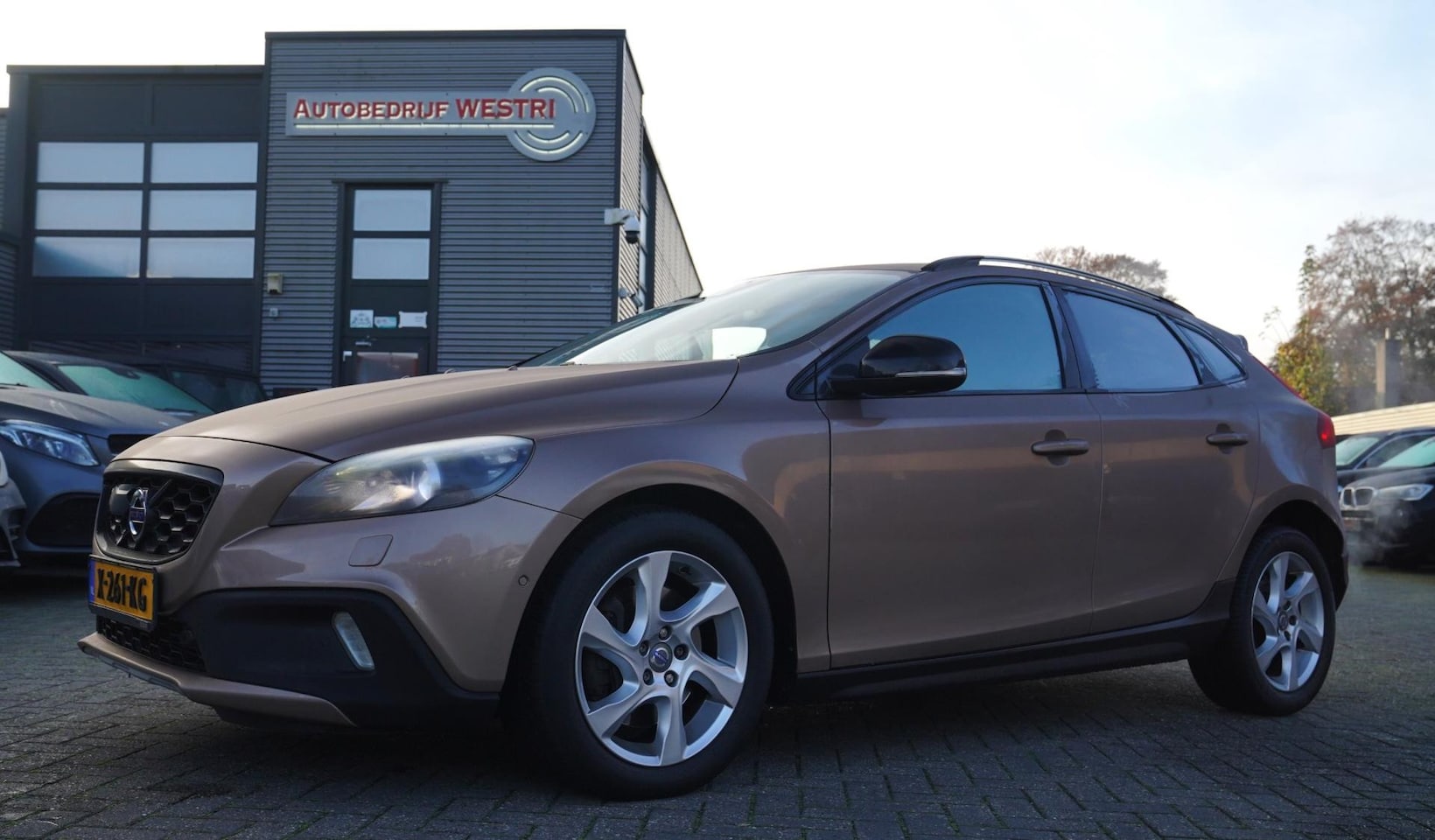 Volvo V40 Cross Country - 2.5 T5 AWD Summum | Stoelverwarming | Elektrische stoel memory - AutoWereld.nl