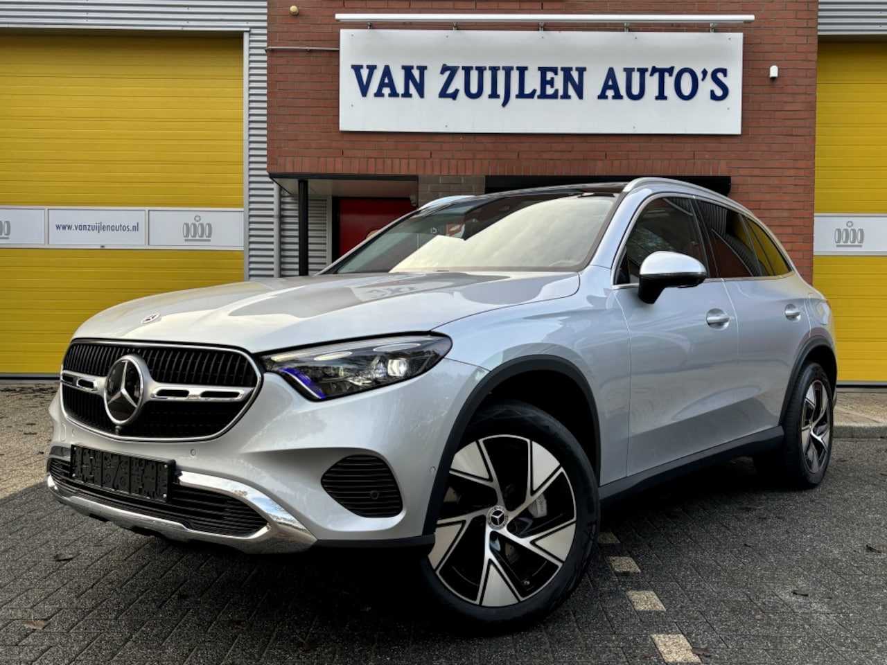 Mercedes-Benz GLC-klasse - 300e 4M Panorama Trekhaak Distronic 360° BTW - AutoWereld.nl