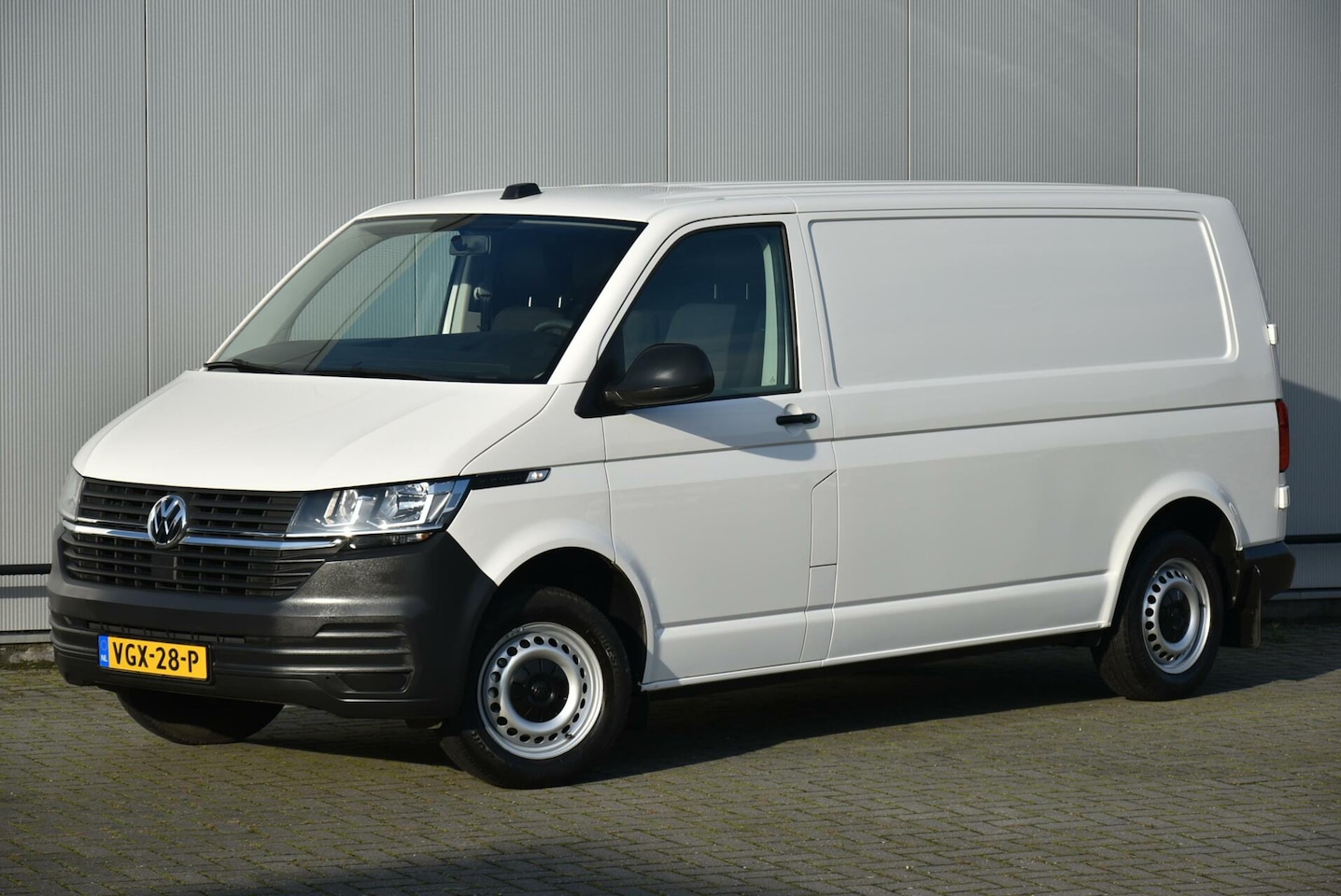 Volkswagen Transporter - 2.0 TDI L2H1 Airco Trekhaak Euro 6 - AutoWereld.nl