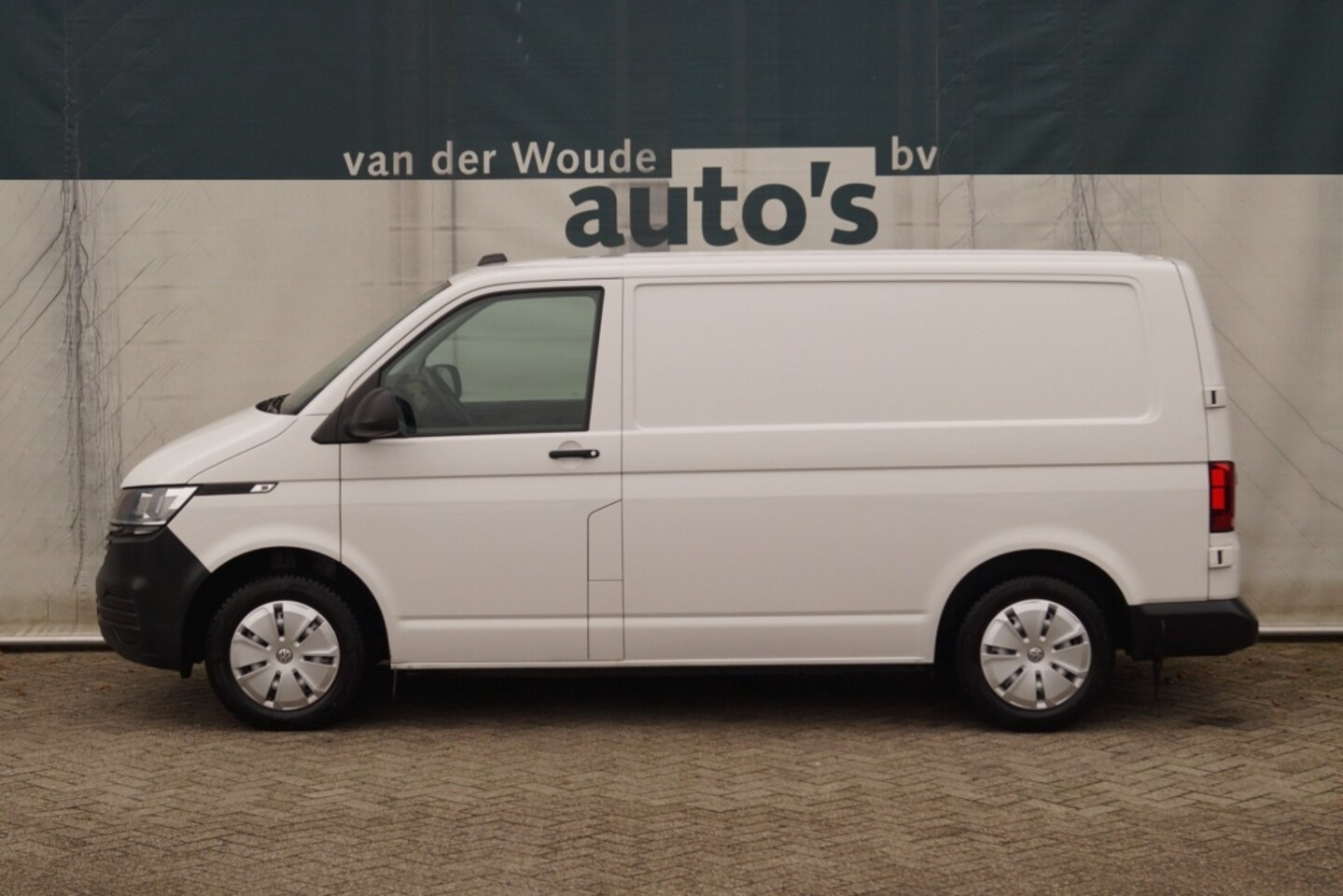 Volkswagen Transporter - 2.0 TDI 150pk Edition L1-H1 -NAVI-CAM-AIRCO-PDC- - AutoWereld.nl