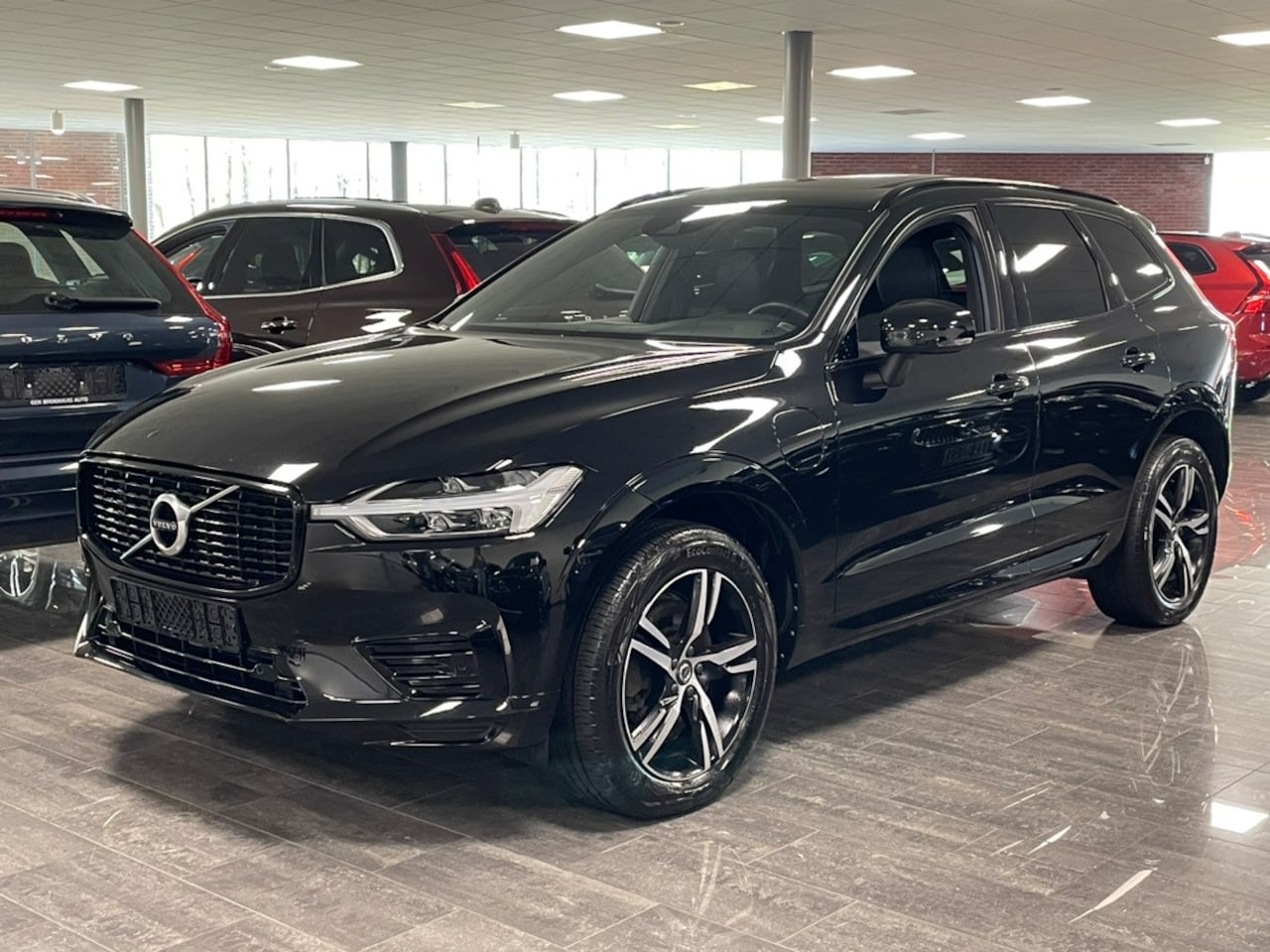 Volvo XC60 - T8 AWD Recharge R-Design | Stoelverwarming | Parkeercamera | Standkachel met Volvo On Call - AutoWereld.nl