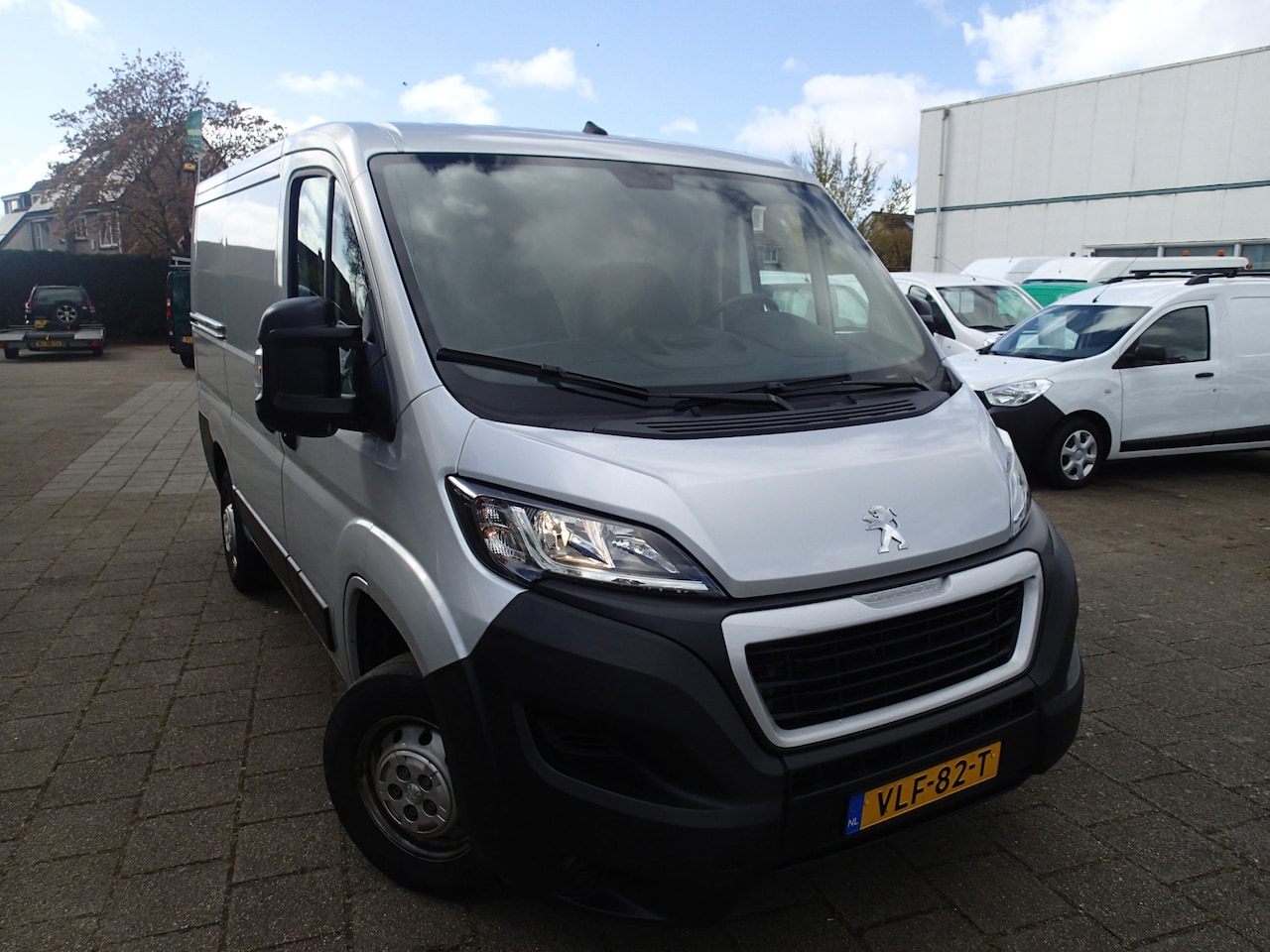 Peugeot Boxer - 330 2.2 BlueHDi 120 L1H1 Premium VOORZIEN VAN AIRCO+CRUISE CONTROL!!! EURO 6 !! - AutoWereld.nl