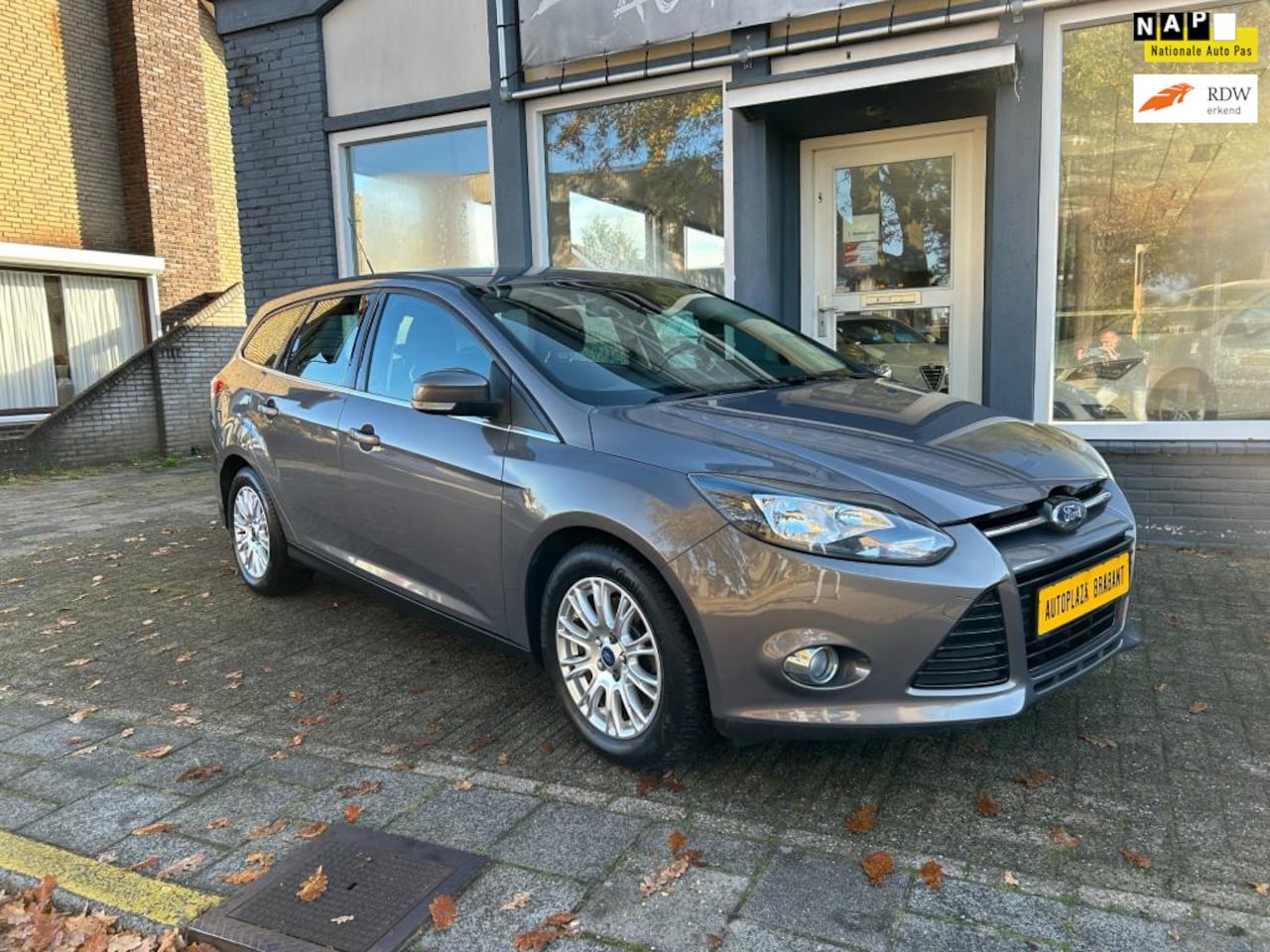 Ford Focus Wagon - 1.6 EcoBoost Titanium / NAVI / ACHTERUITRIJ CAMERA - AutoWereld.nl