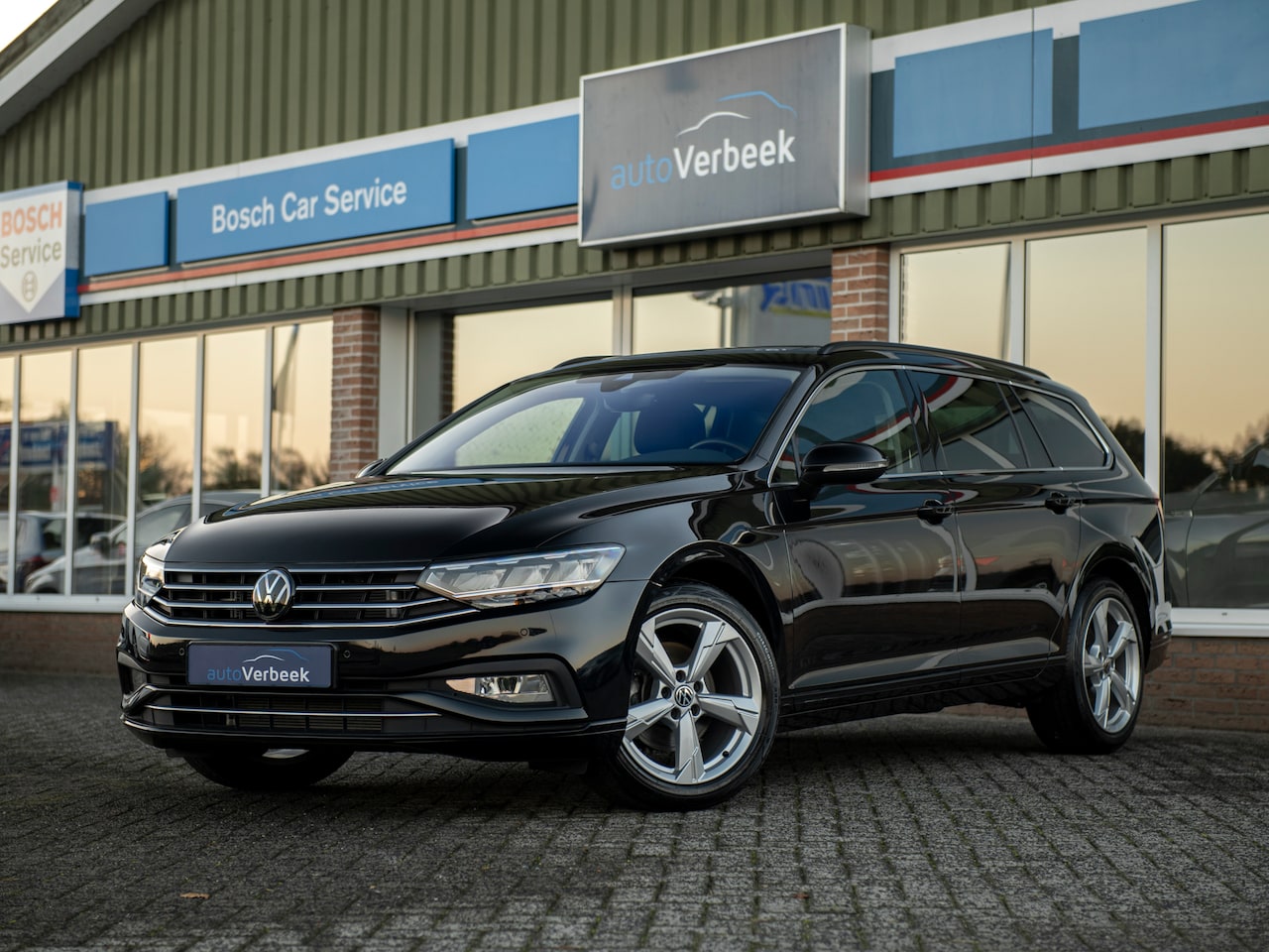 Volkswagen Passat Variant - 1.5TSi DSG Business | Active Info Display | Pano | El.stoel + geheugen en massage best.sto - AutoWereld.nl