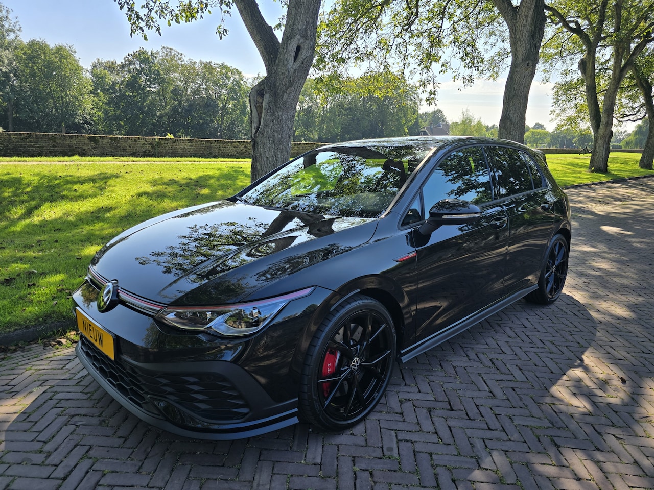 Volkswagen Golf - 2.0 TSI GTI Clubsport / 300 PK / AKRAPOVIC / IQ Light / 19 Inch - AutoWereld.nl