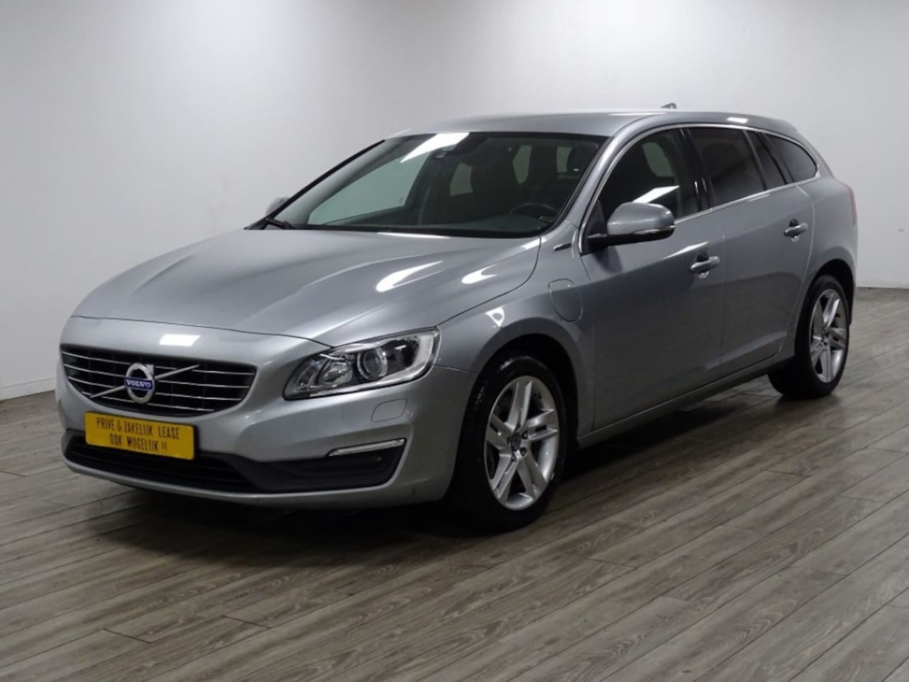 Volvo V60 - 2.4 D5 AWD TWIN ENGINE MOMENTUM AUTOMAAT - AutoWereld.nl