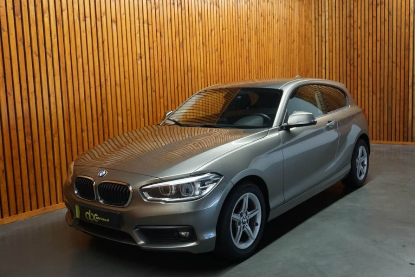 BMW 1-serie - 118I EXECUTIVE AUTOMAAT/ CLIMA/ NAVI - AutoWereld.nl