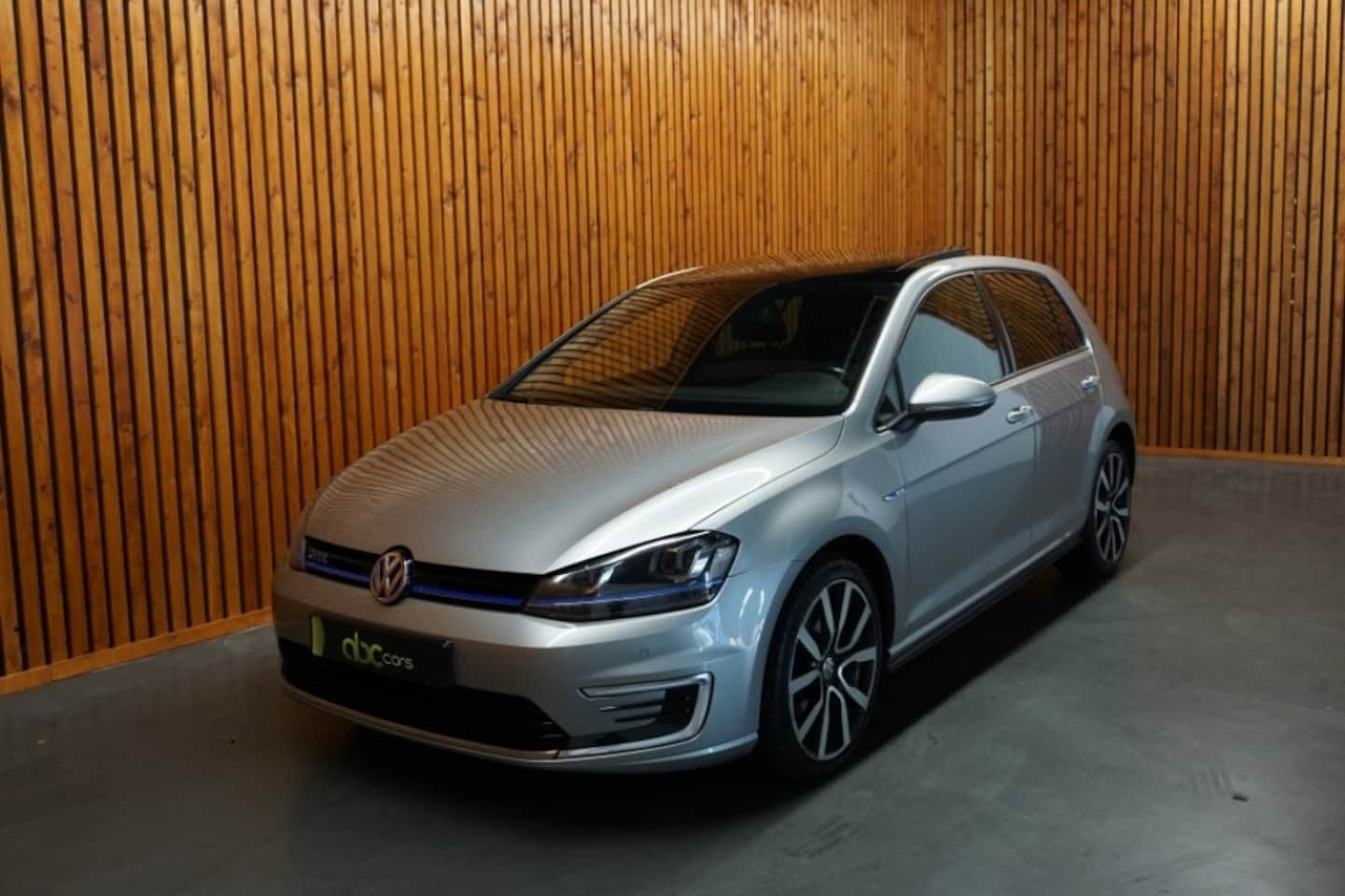 Volkswagen Golf - 1.4 TSI GTE AUTOMAAT/ NAVI/ PANORAMADAK - AutoWereld.nl