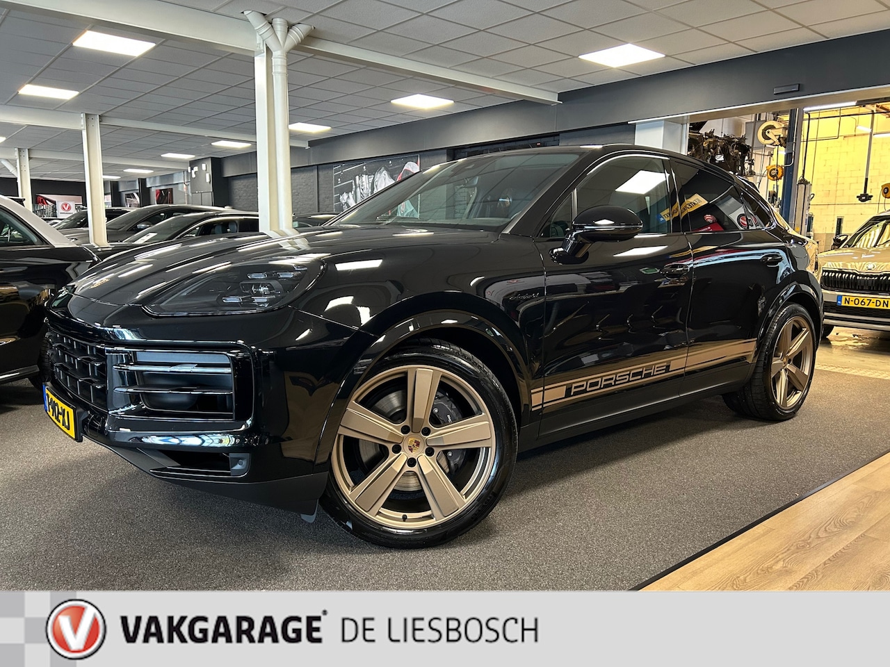 Porsche Cayenne Coupé - 3.0 E-Hybrid Nieuw model / Leder / 3 beeldschermen / 22 inch / sportchrono - AutoWereld.nl