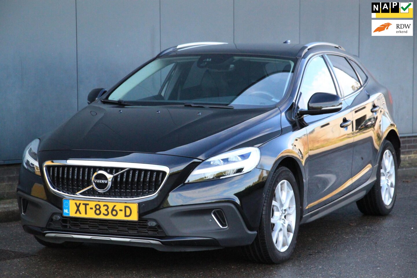 Volvo V40 Cross Country - 1.5 T3 Polar+ Luxury Panorama/Camera/Leer/Parkeersensor v,a/Stoelverwarming - AutoWereld.nl